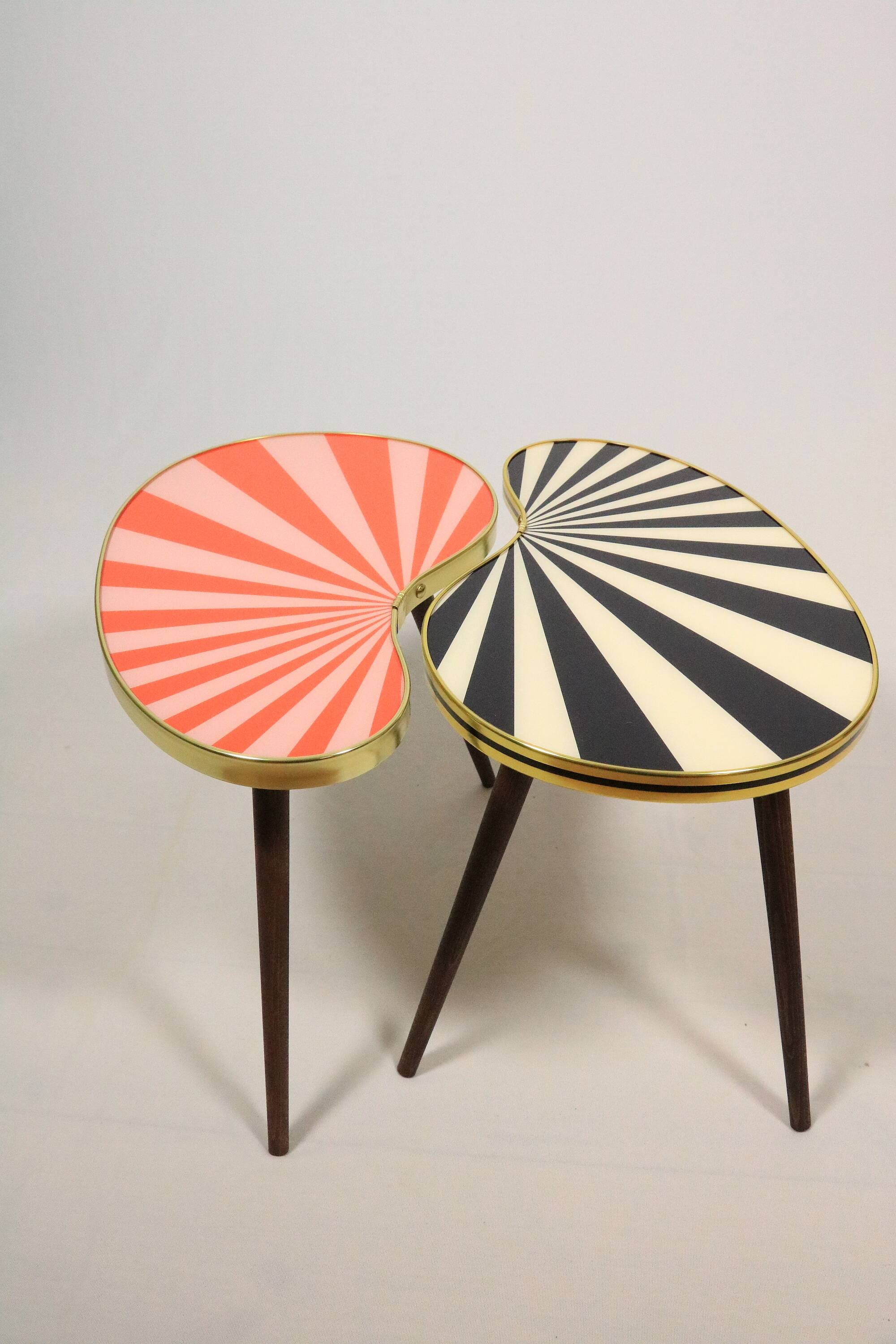 Small side table, kidney-shaped, black and white stripes, 3 elegant legs, 50s style