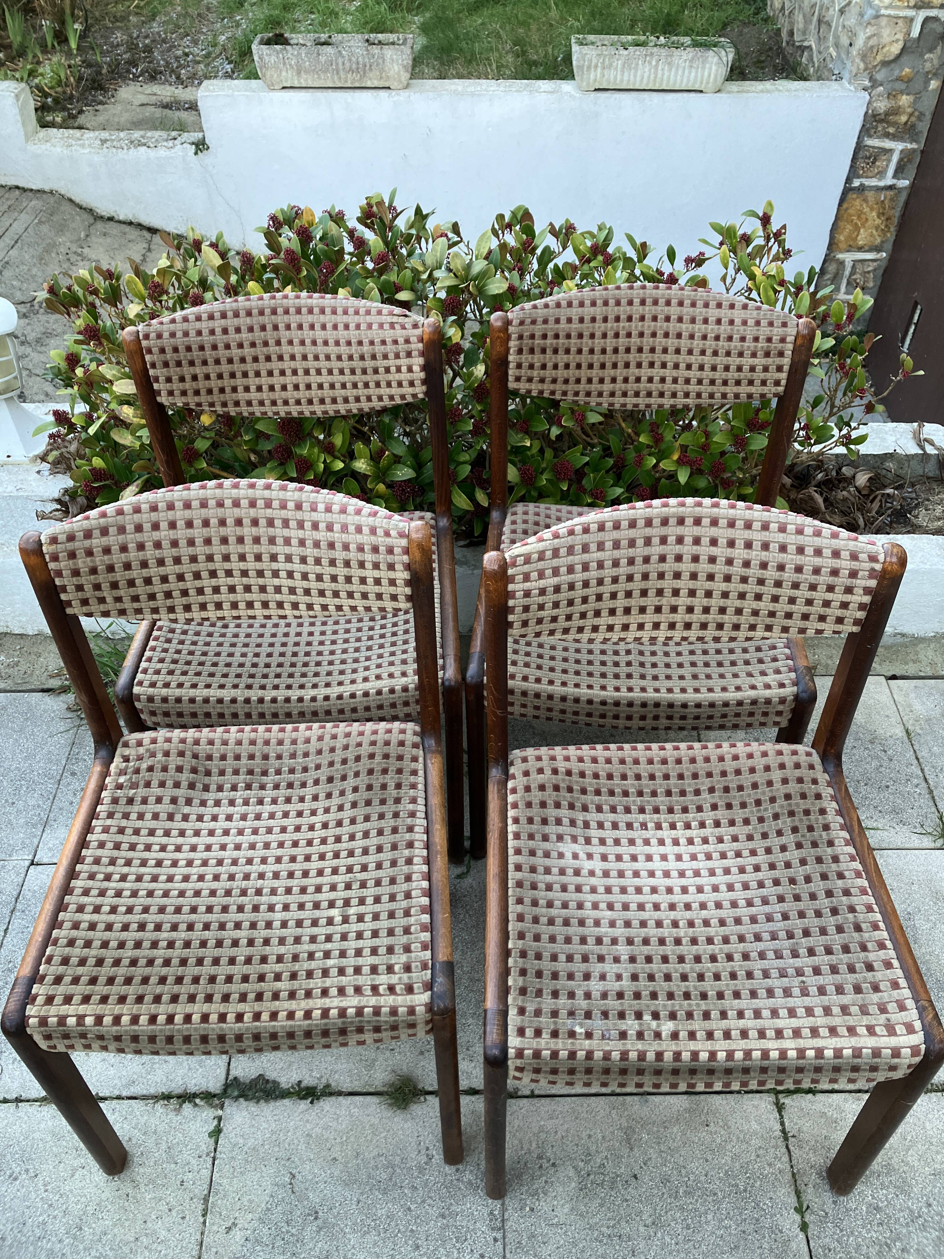 Extendable round dining table and 4 Baumann chairs.