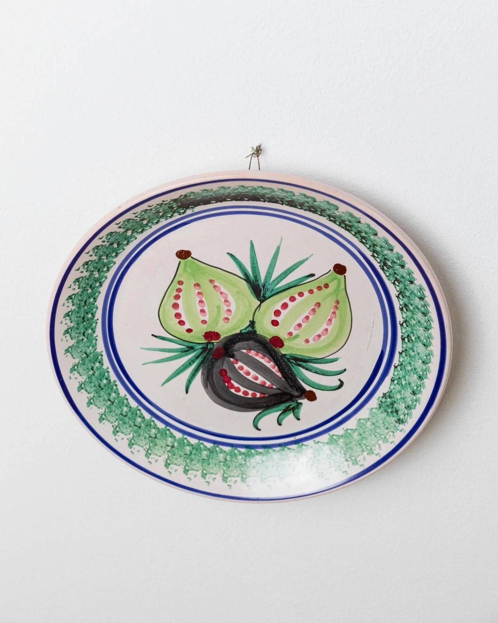 XXL vintage wall or collector's plate in ceramic - hand-painted fruit pattern, 3 figs - Sicily, Italy, 1960s - retro decoration, elegant gift idea