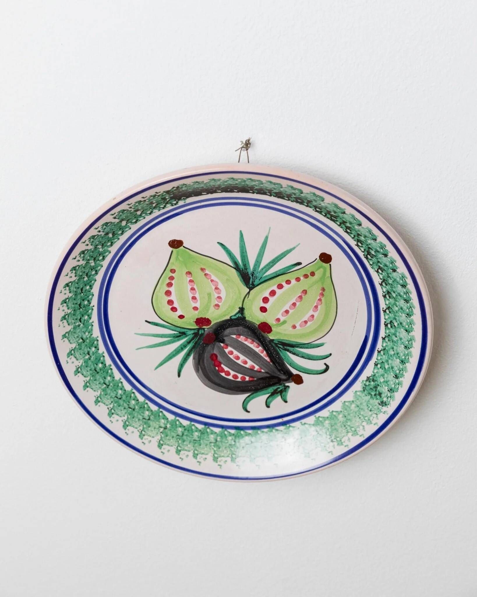 XXL vintage wall or collector's plate in ceramic - hand-painted fruit pattern, 3 figs - Sicily, Italy, 1960s - retro decoration, elegant gift idea