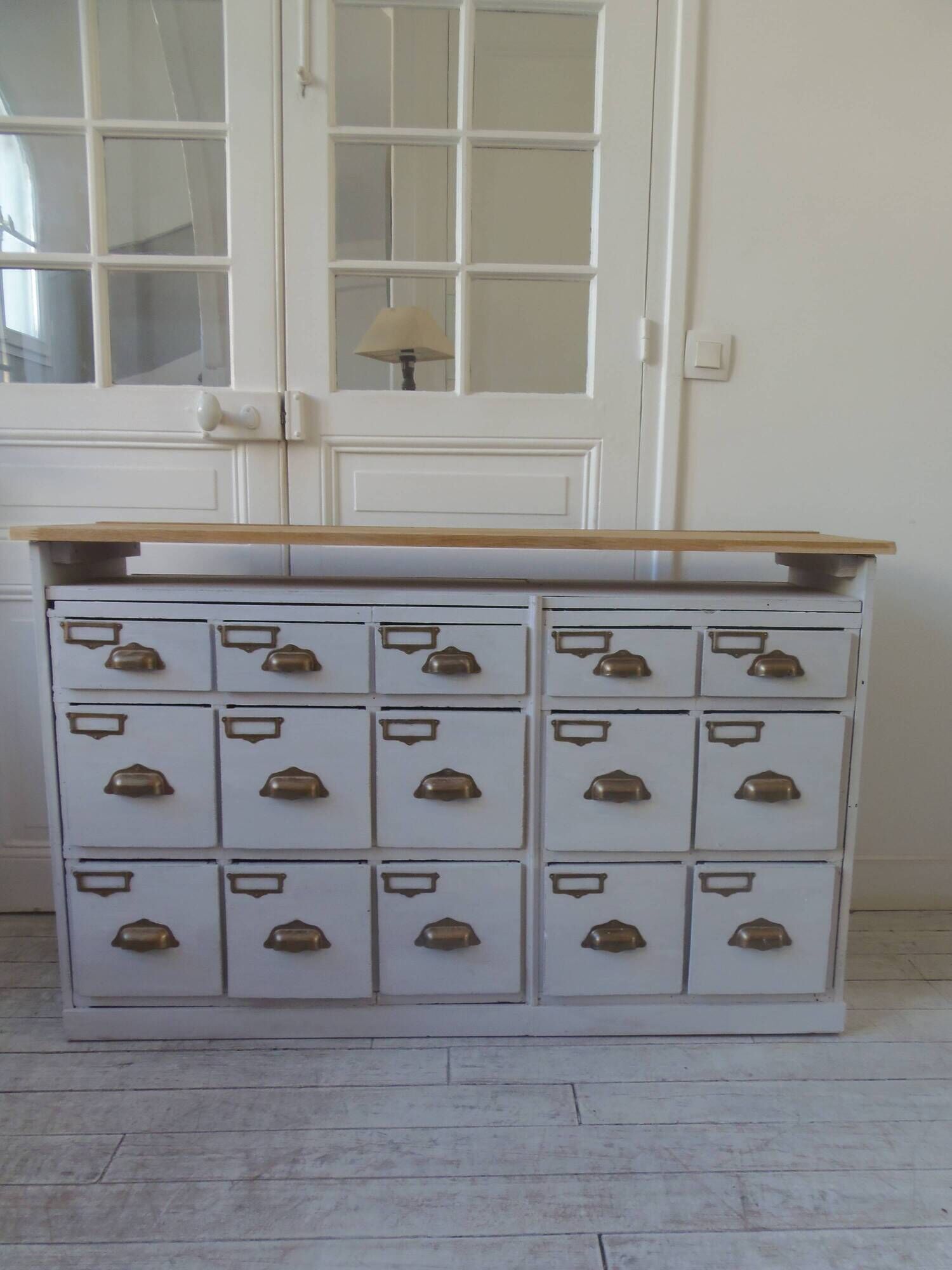 Meuble de métier vintage patiné gris perle, plateau bois.
