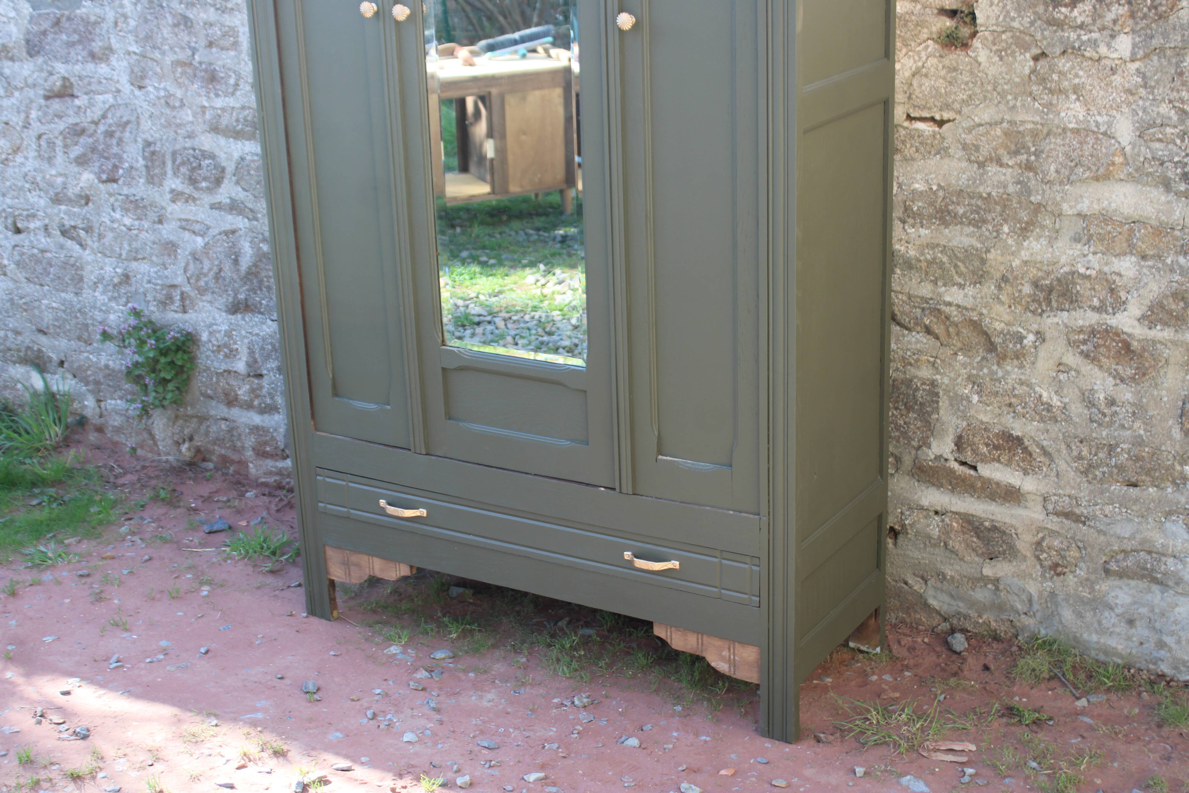 Art Deco wardrobe with three doors – Kaki Barda (Liberon)