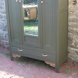 Art Deco wardrobe with three doors – Kaki Barda (Liberon)