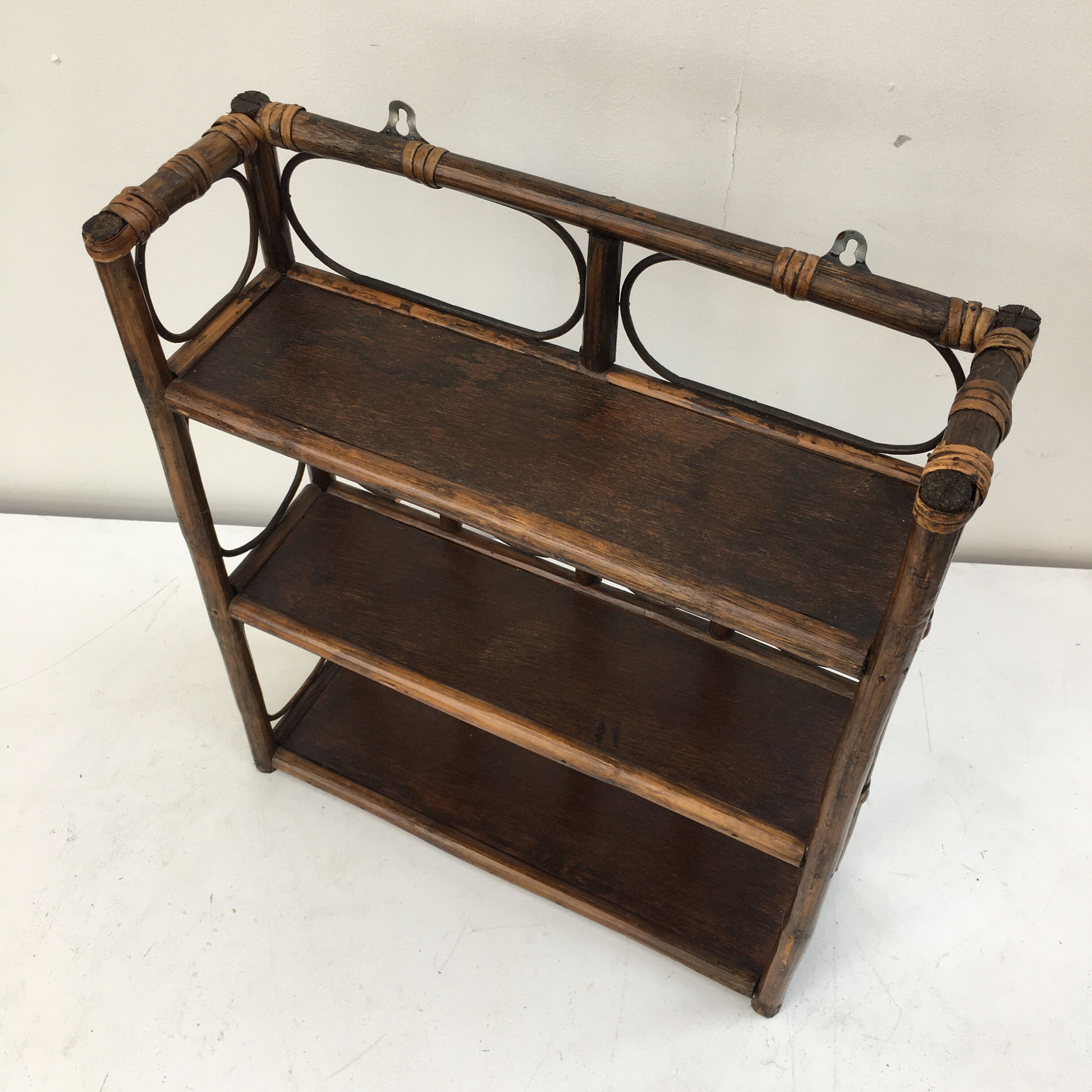 Étagère en rotin vintage