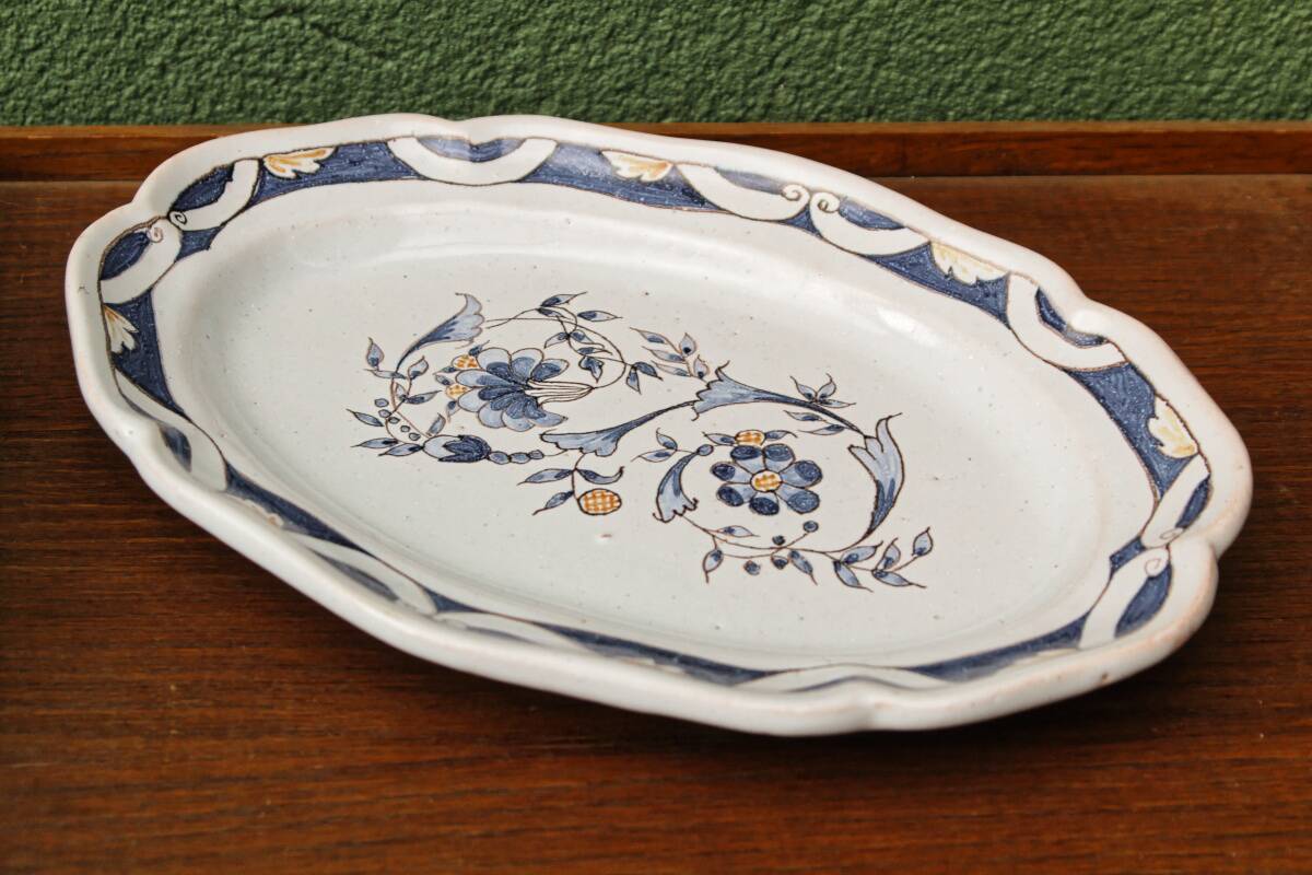 Plat ovale en faïence de Nevers