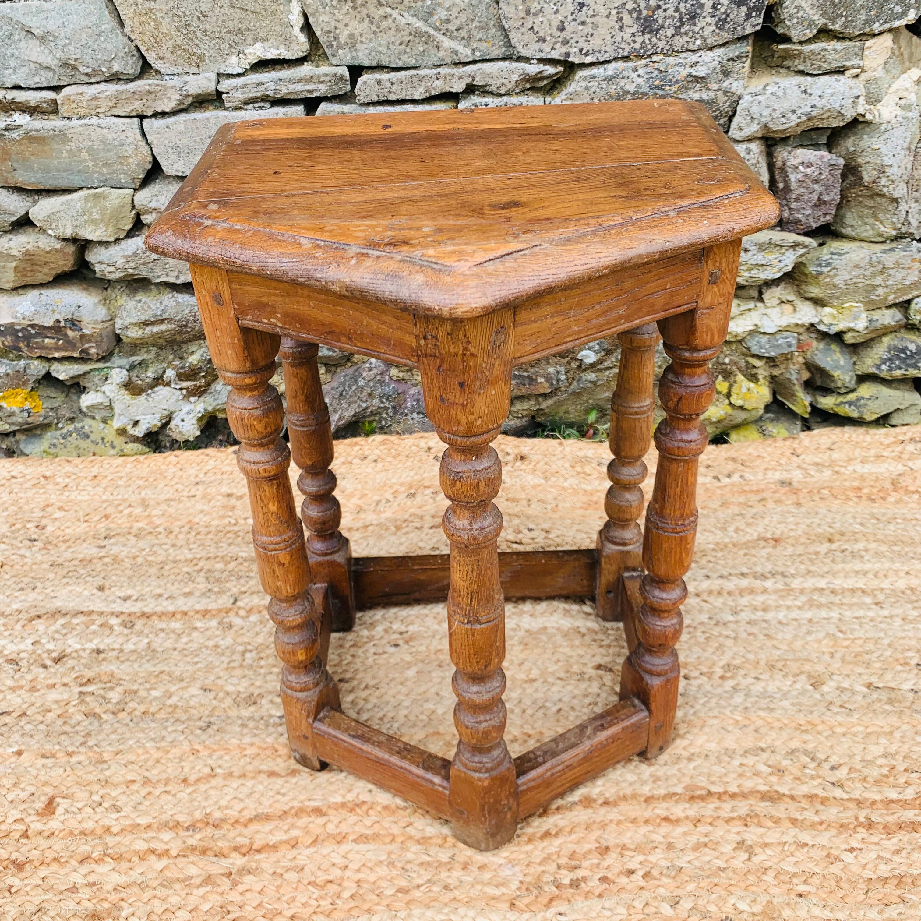 Sellette pentagonal en chêne