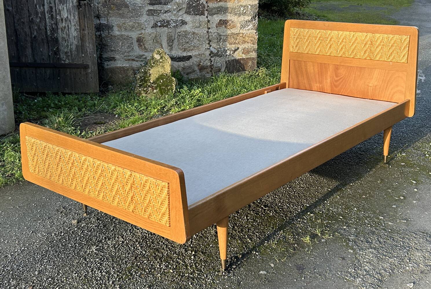 Read a vintage wooden and cane bed, with compass legs – mattress 80 × 190 cm.