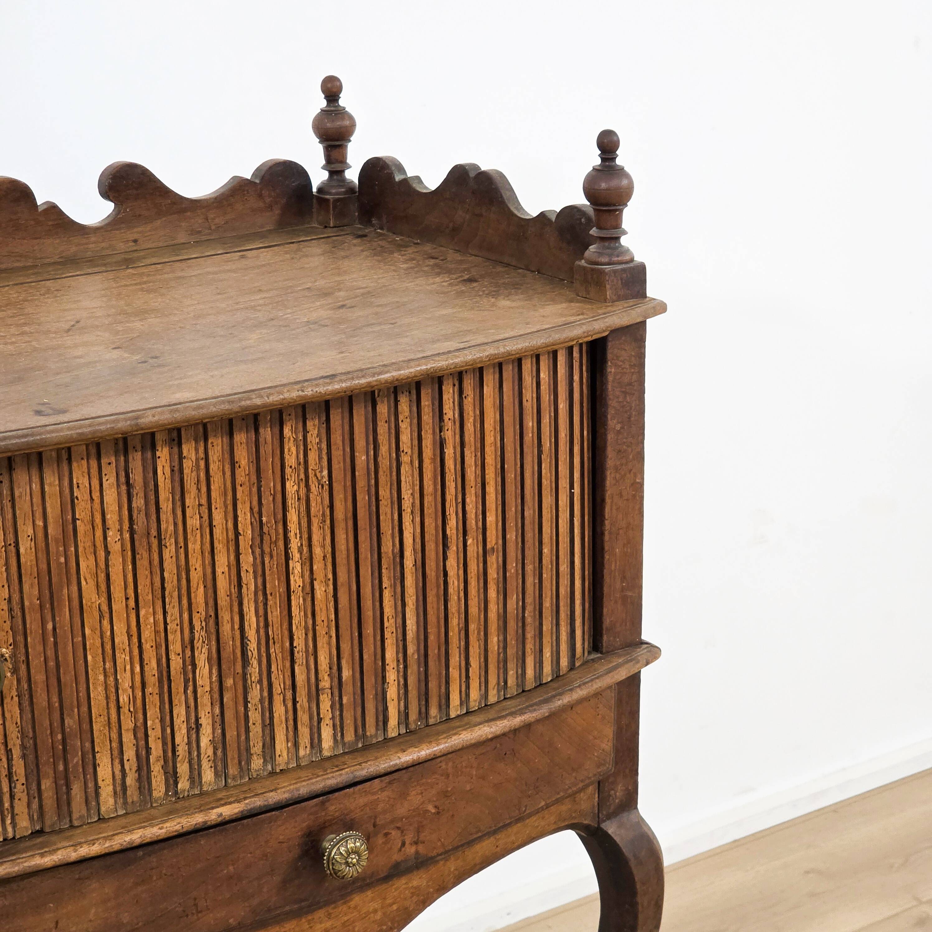 Meuble rideau ancien en noyer – fin XIXe siècle