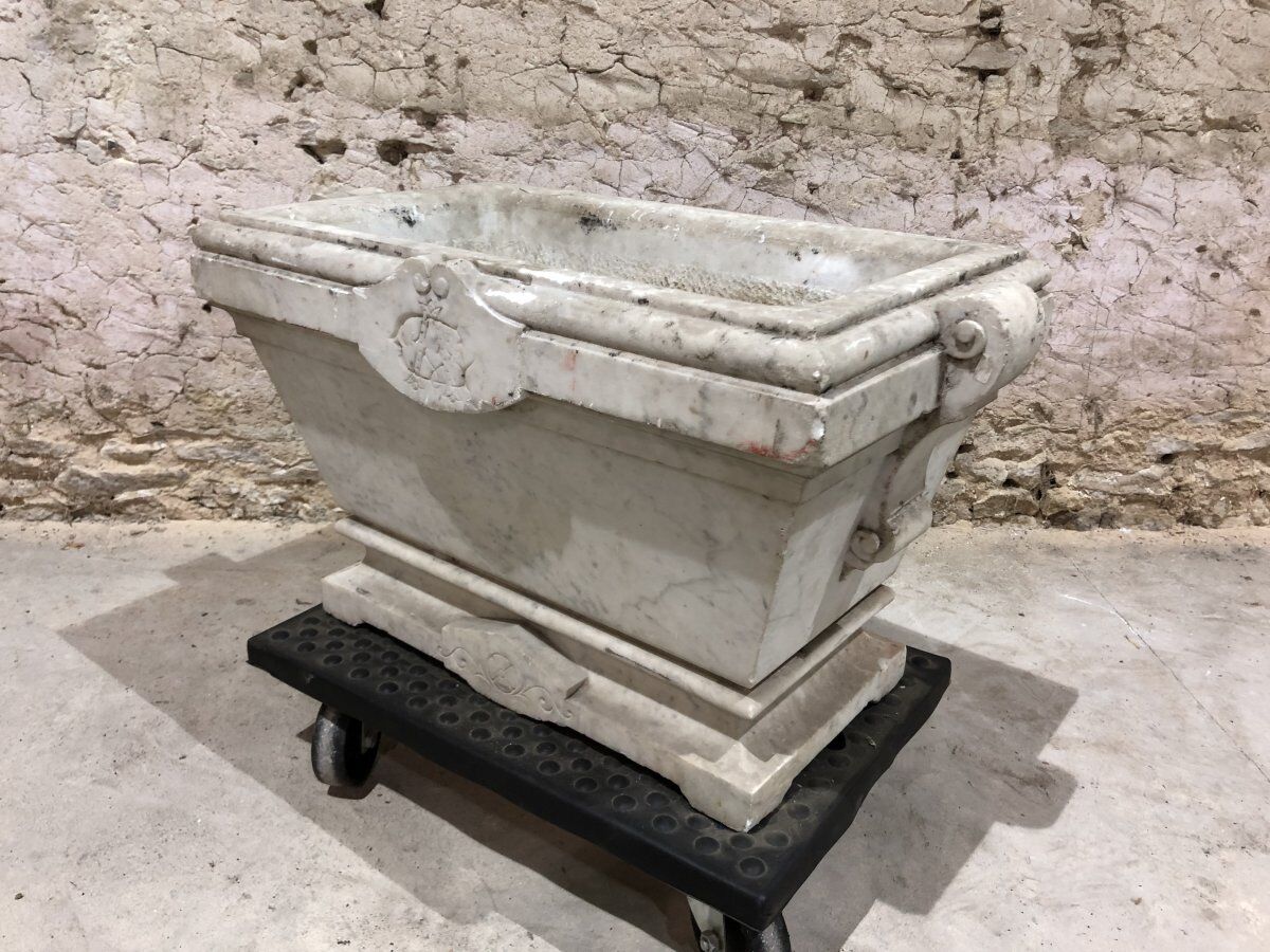 Gardener XVIIIth, century in molded marble, carved