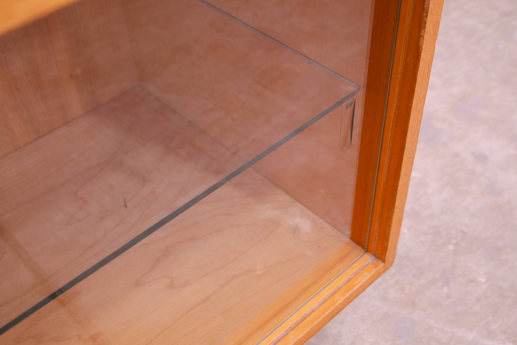 Armoire-bibliothèque vitrée vintage par Mojmír Požár, Tchécoslovaquie, 1960