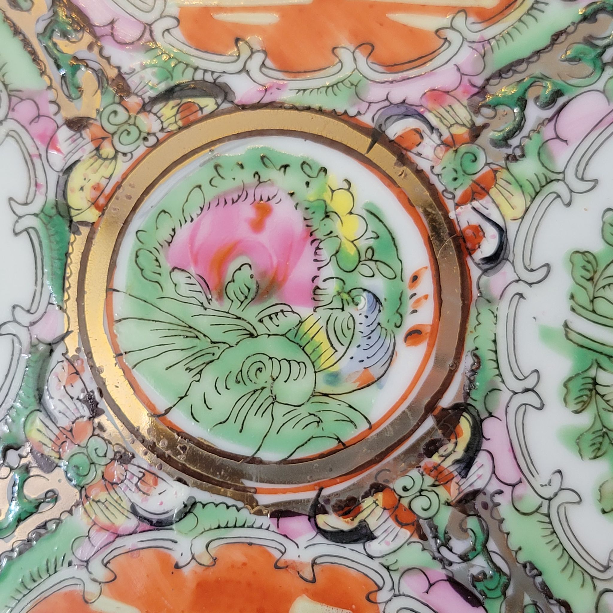 2 assiettes chinoises porcelaine polychrome et or Canton XXème
