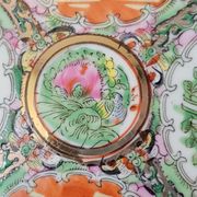 2 assiettes chinoises porcelaine polychrome et or Canton XXème
