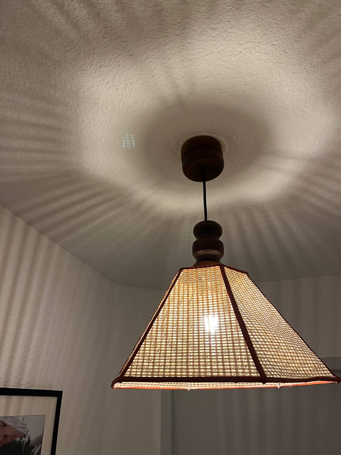 Suspension vintage en bois et cannage