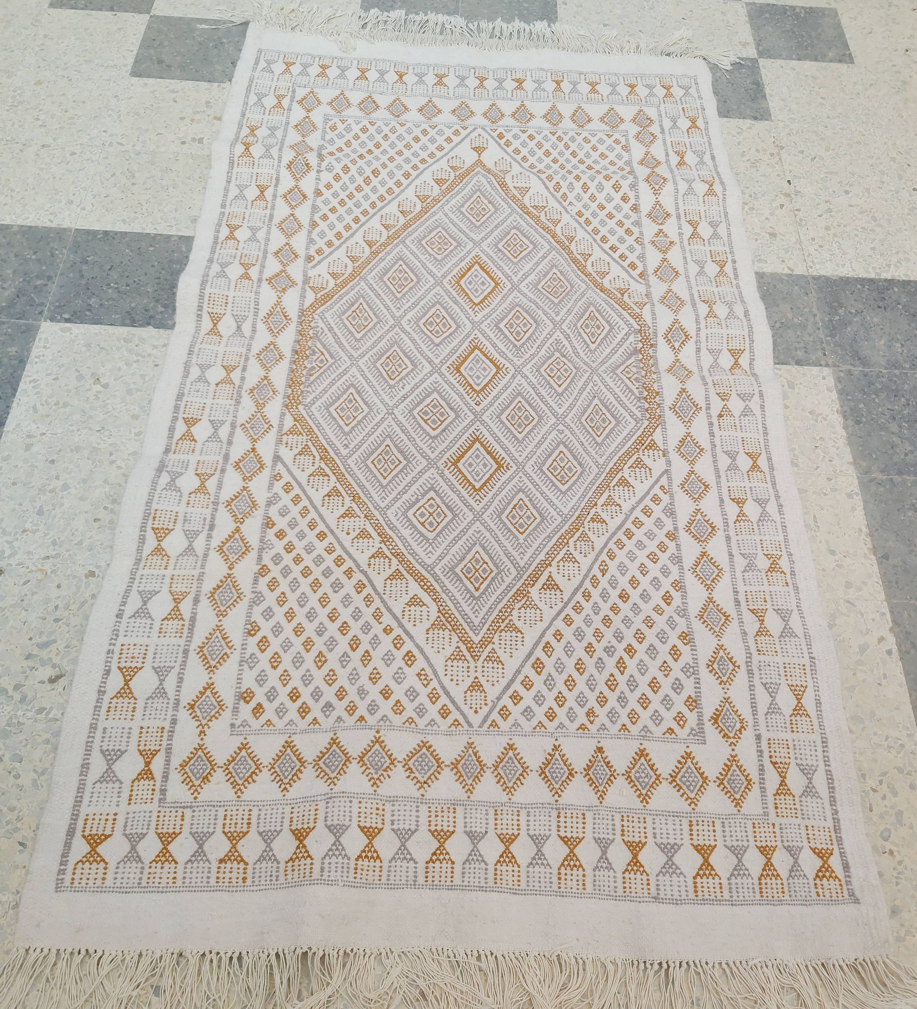 Tapis traditionnel tissé à la main en pure laine 114x200cm