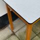 Bureau en formica et bois de pin vintage