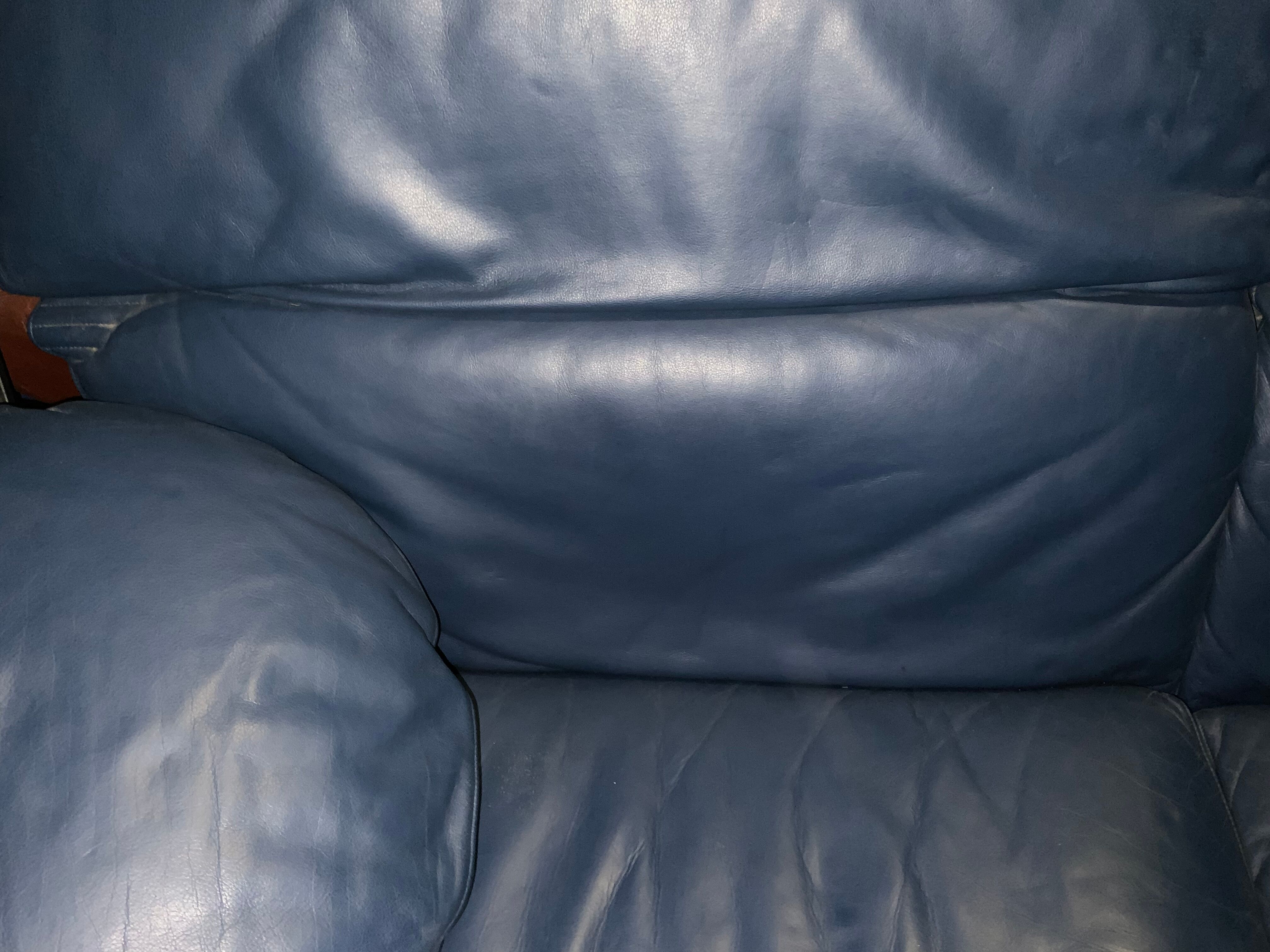 Paolo Piva's Italian leather sofa with rotating round glass shelves, 1980