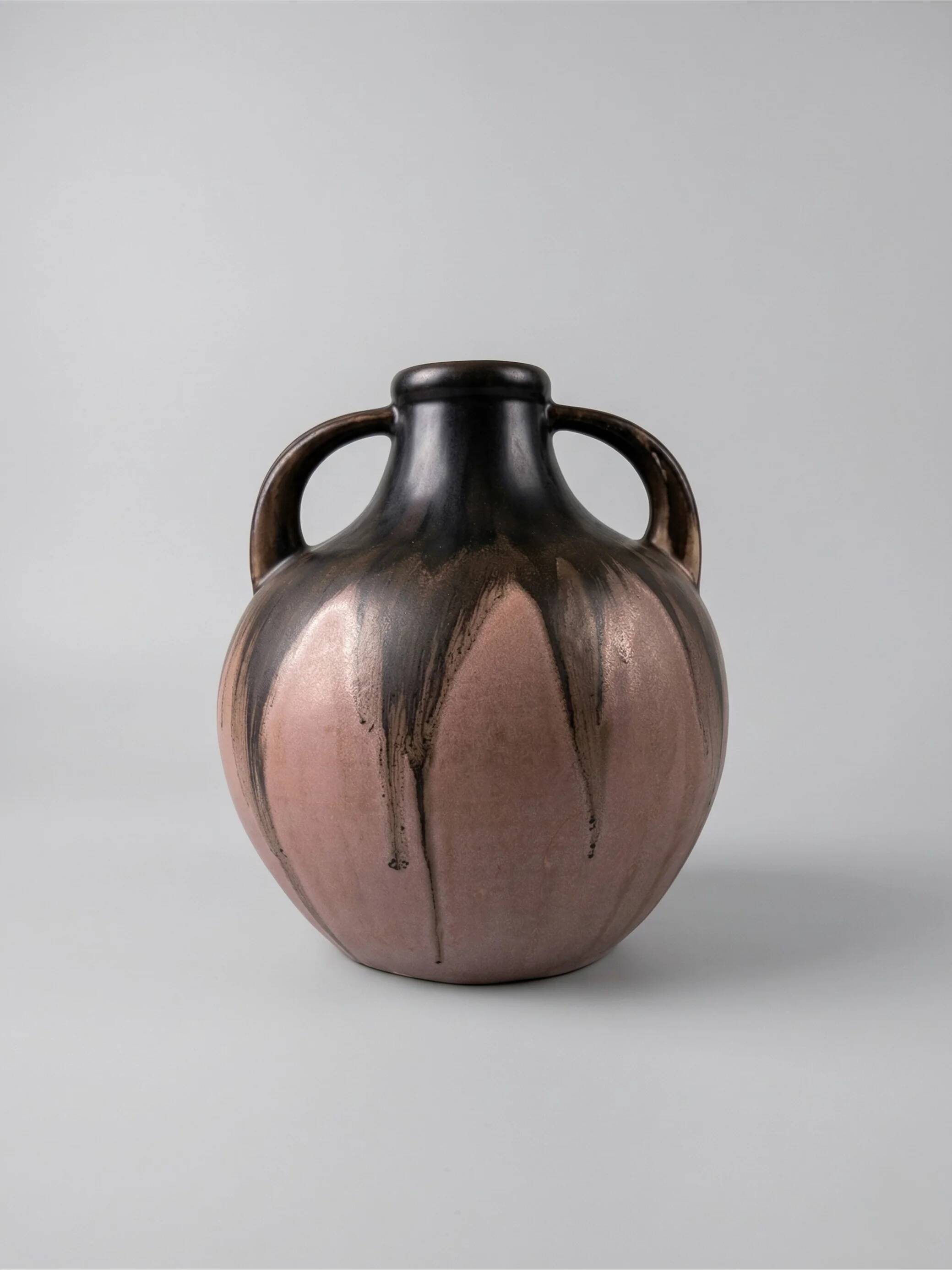 Vase en grès signé Méténier, double anse, émail flammé rose et noir