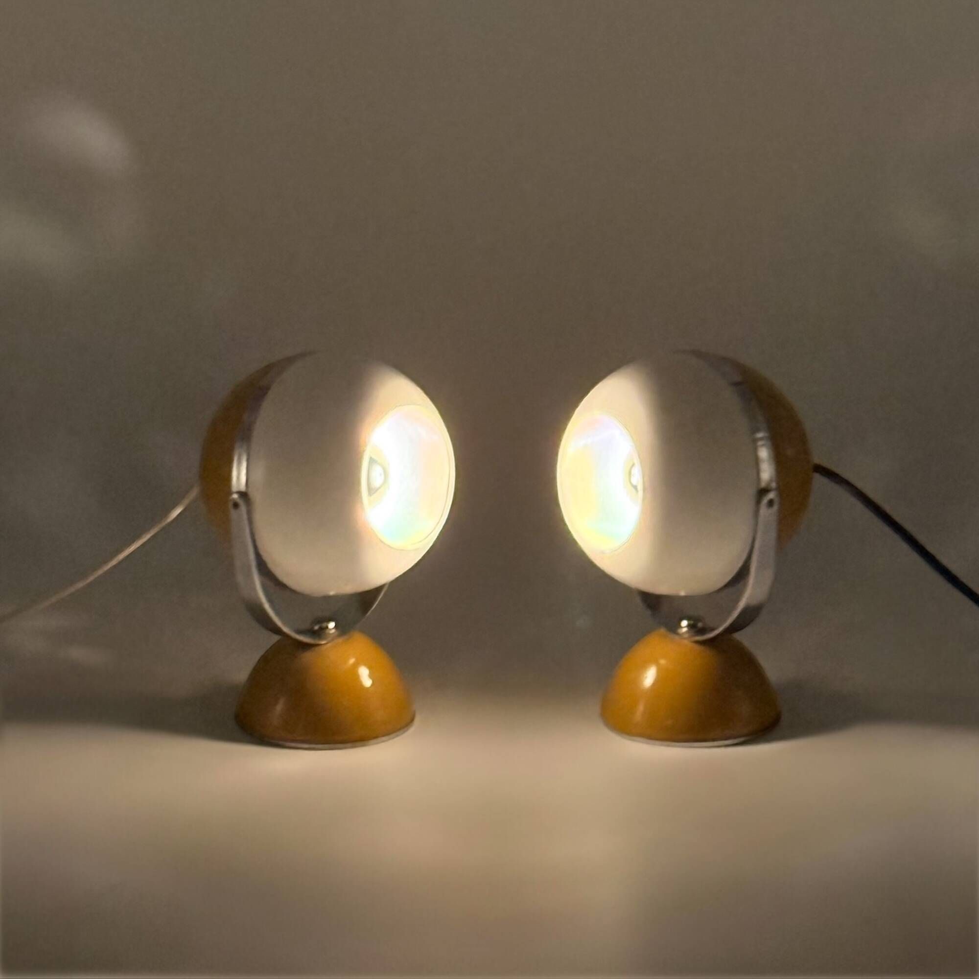 Paire de lampes eyeball Space Age métal blanc moutarde chrome Italie 1960s