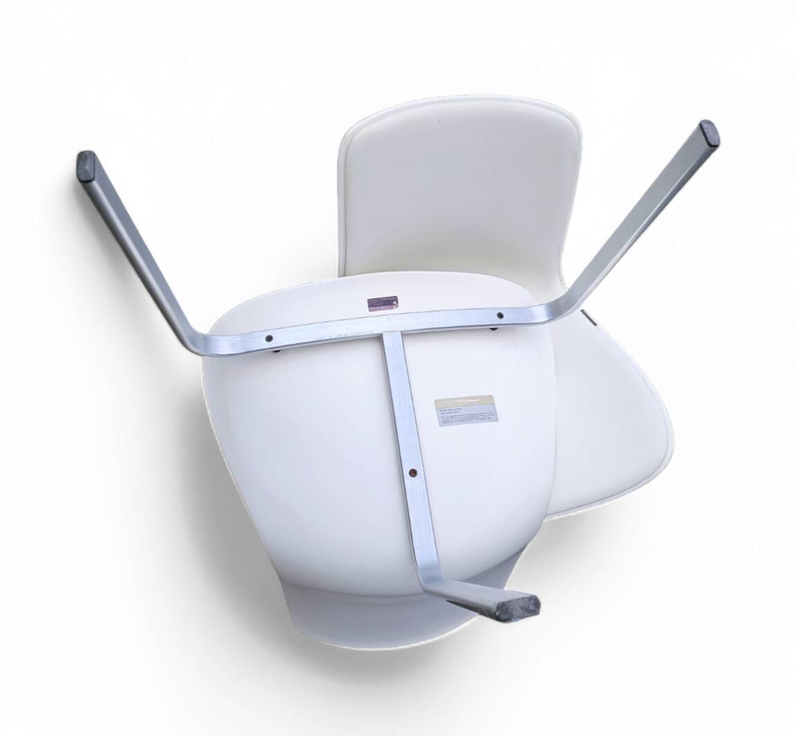 Designed by Poul Kjærholm / 1978/2007  White shell / white leather