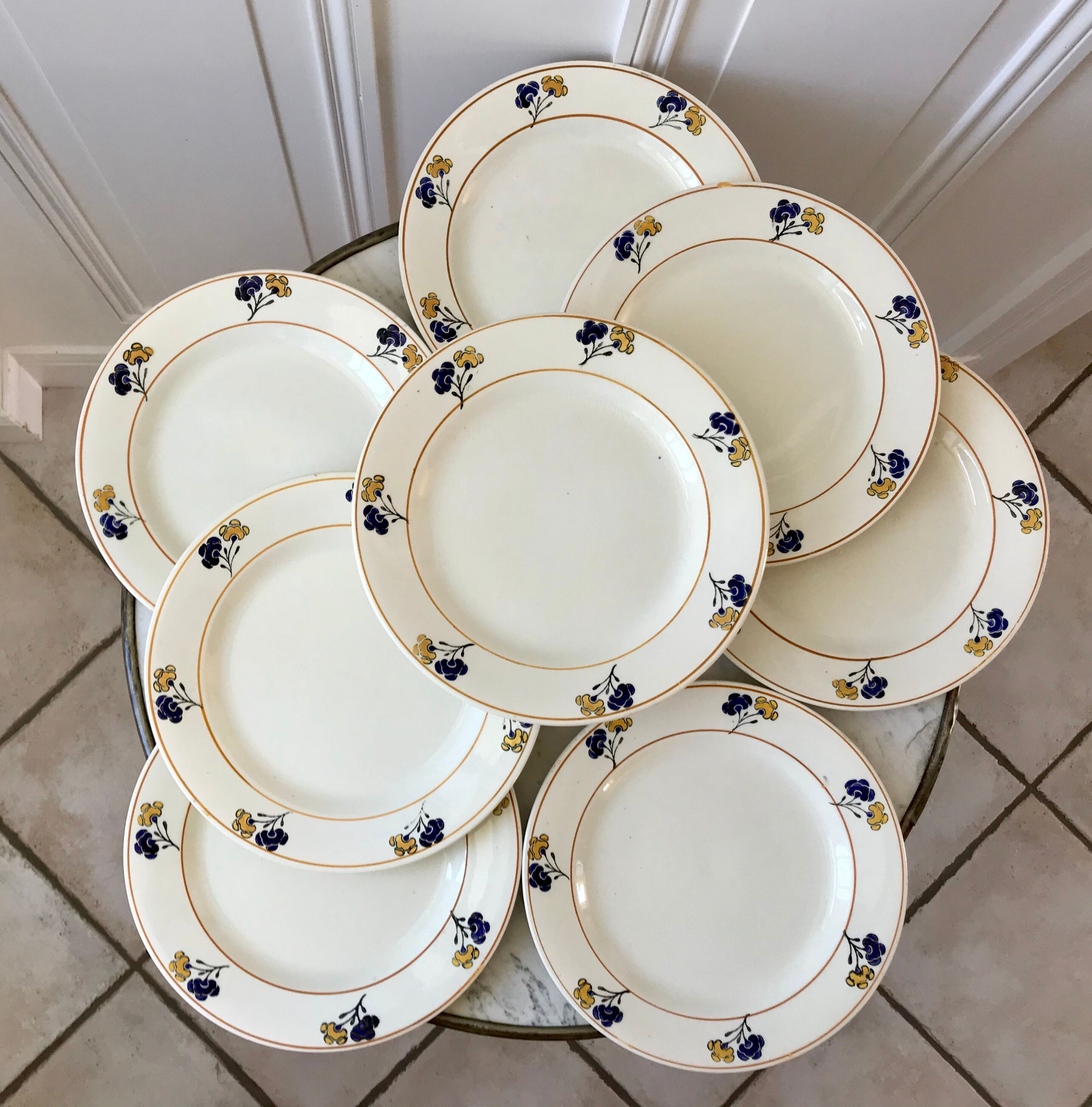 Lot de 7 assiettes plates Terre de Fer modèle "Romeo" début XXème