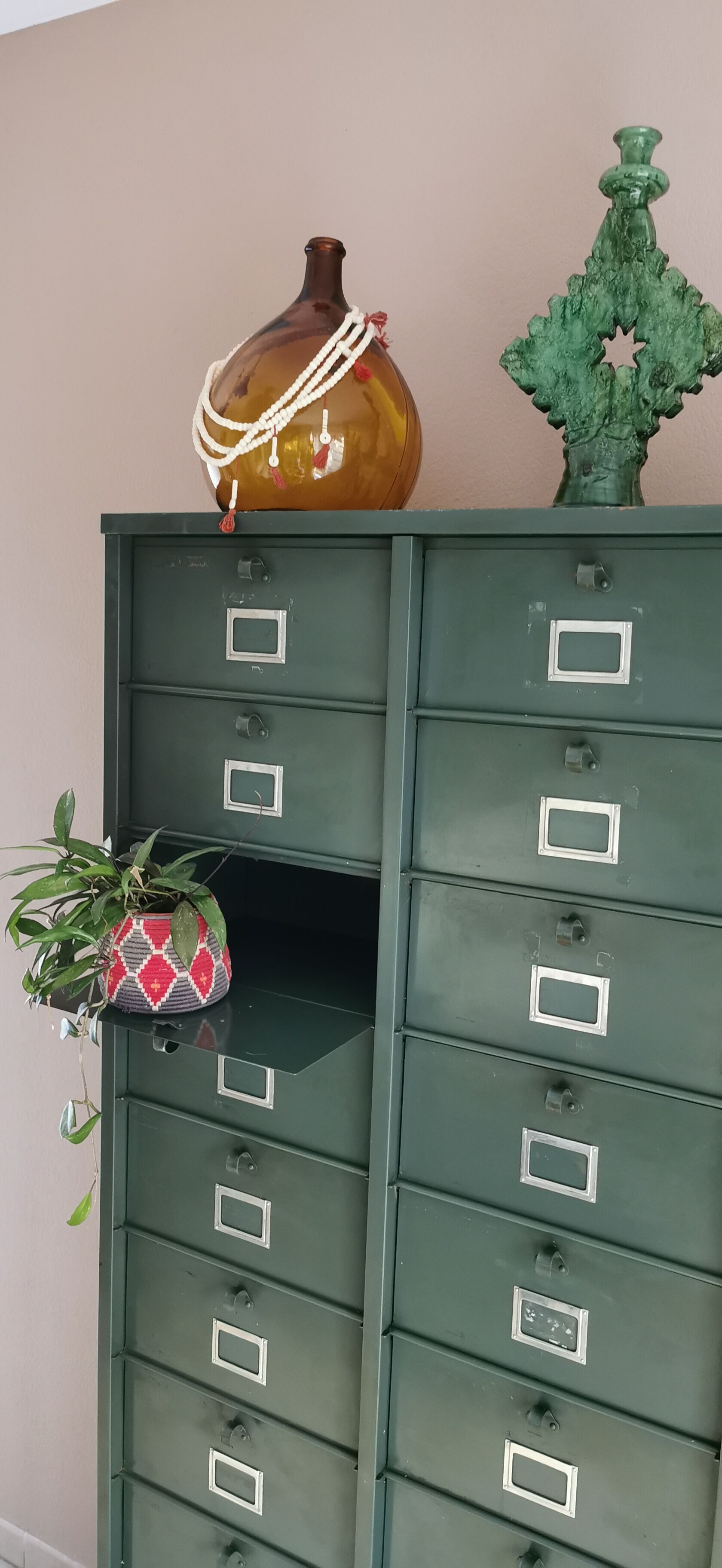 Strafor metal valve cabinet