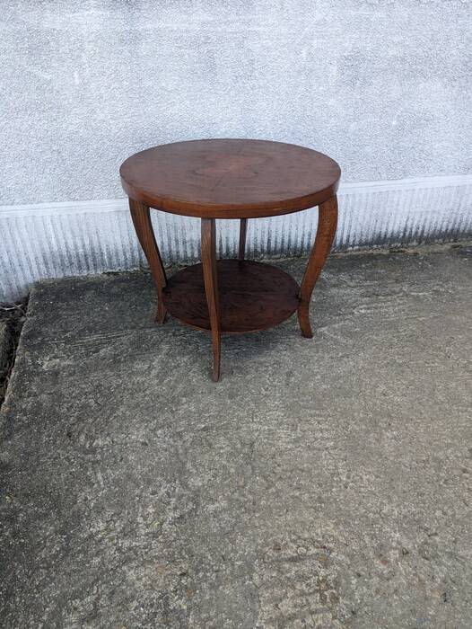 Pedestal table, side table