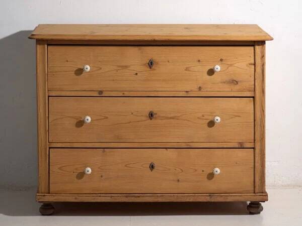 Antique solid wood chest of drawers (circa 1920)