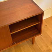 Petit buffet scandinave vintage en teck "Lauge"