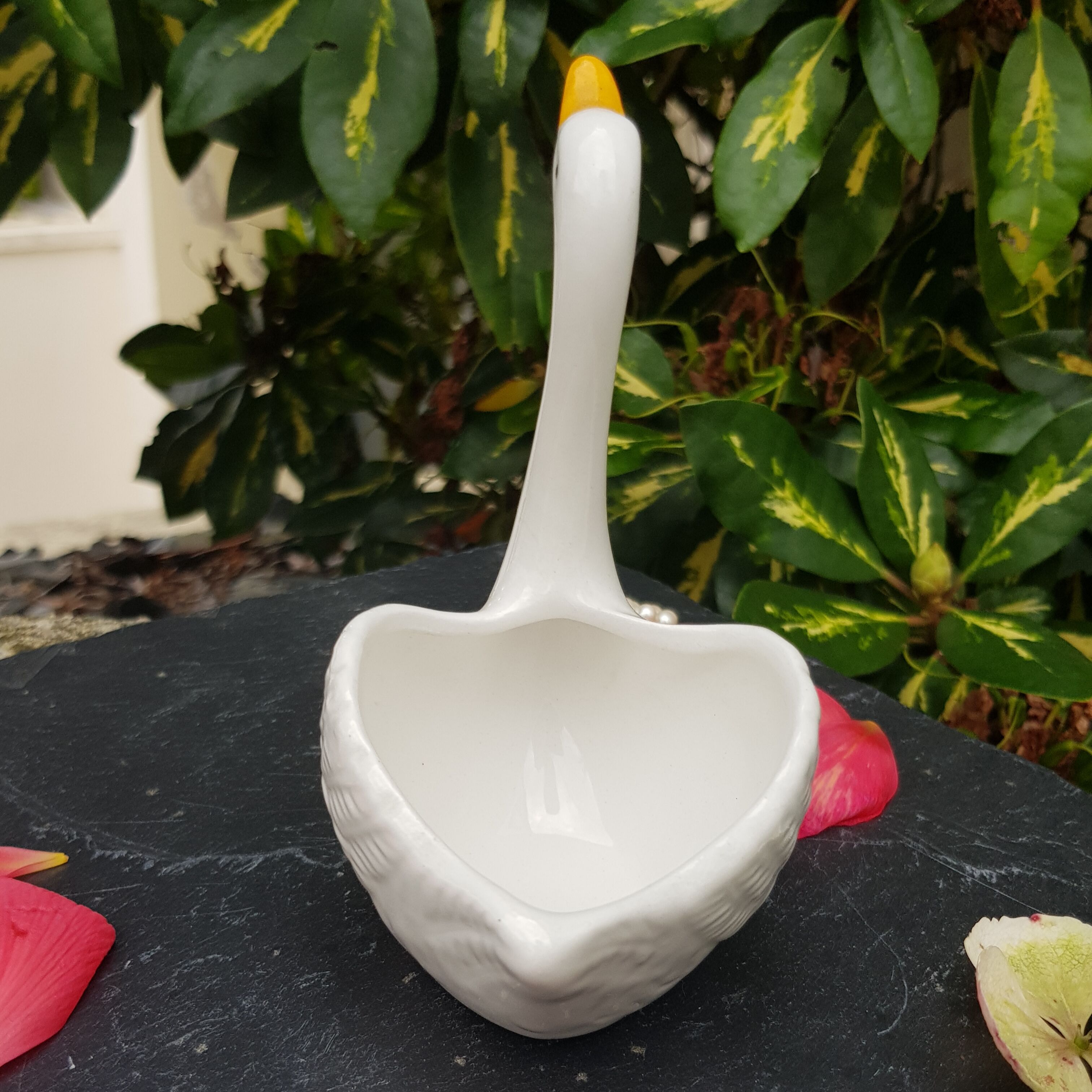 Ceramic ring holder swan