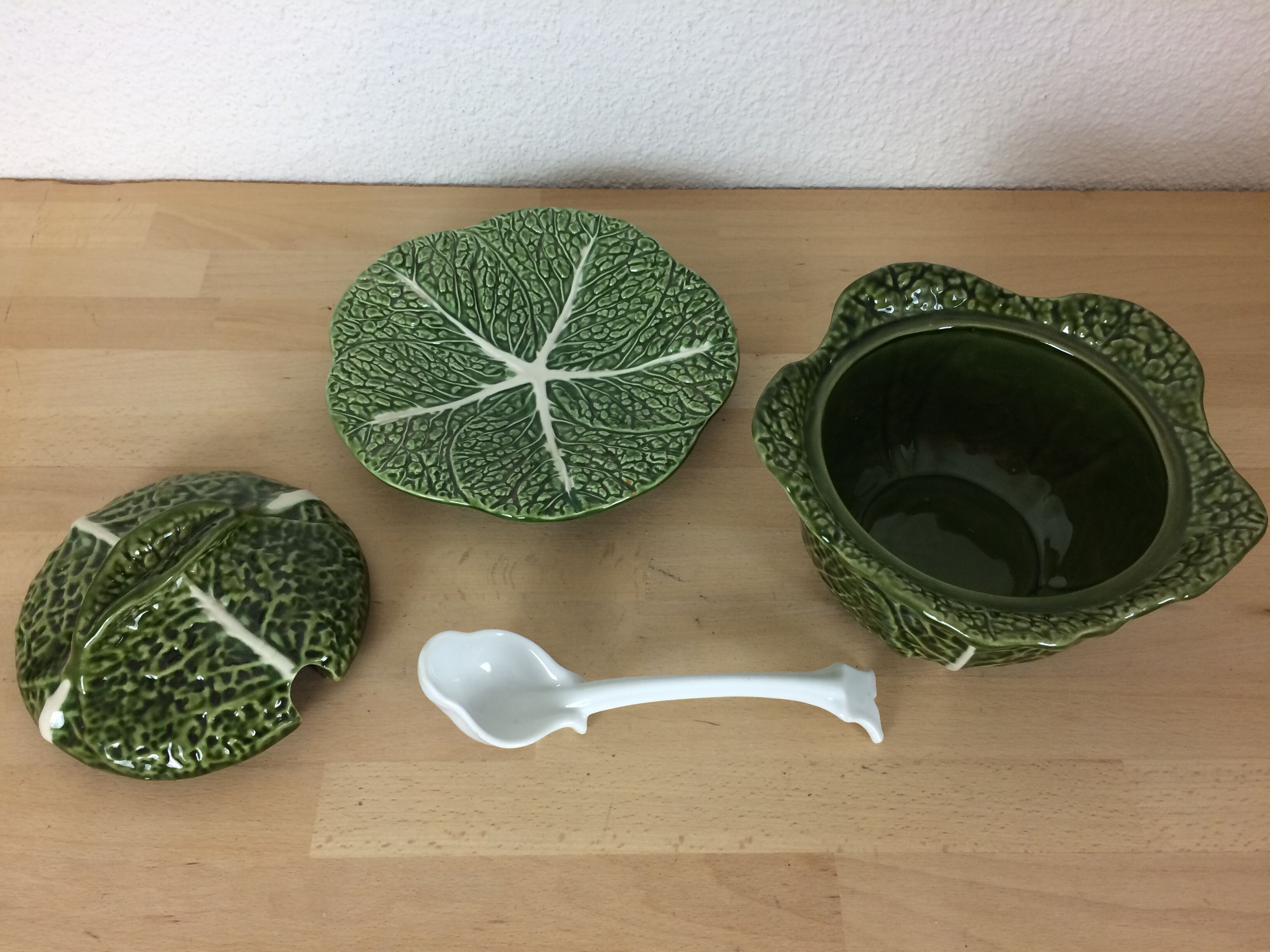 Service flat ceramic cabbages, salad bowl, soup maker
