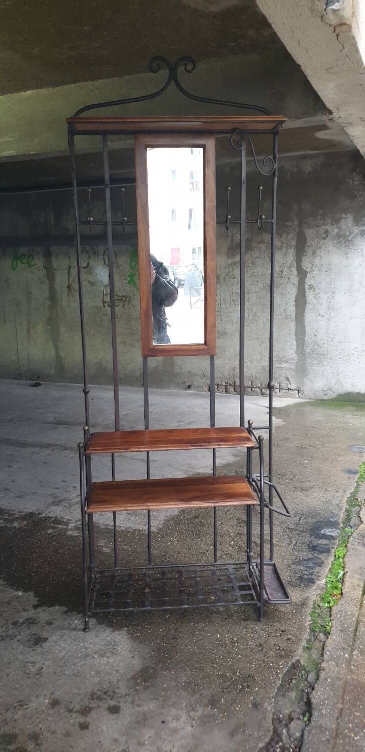 Contemporary locker room