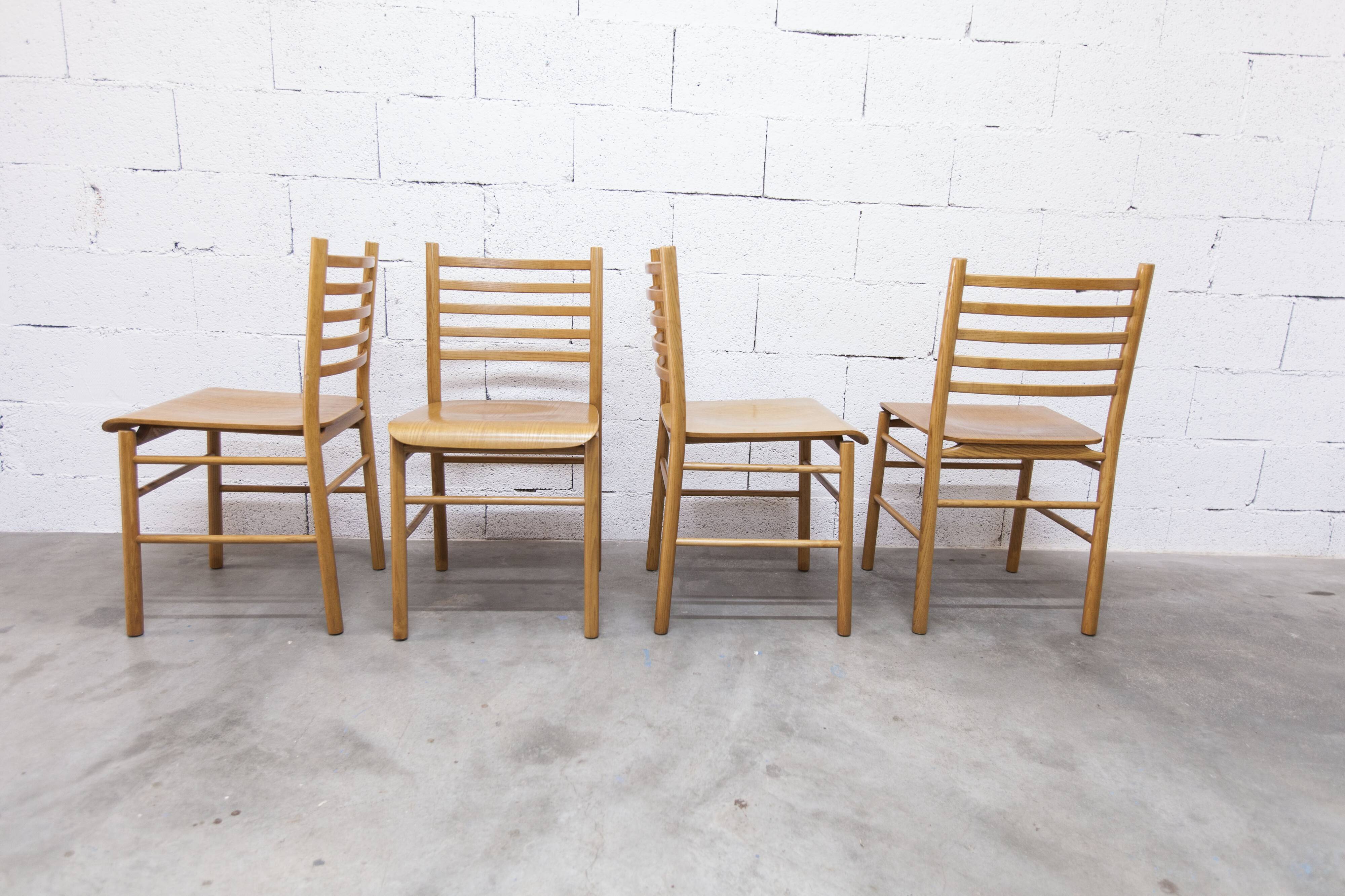 Danish ensemble transformable table 114 cm / 154 + 4 modernist chairs from the 1970s.