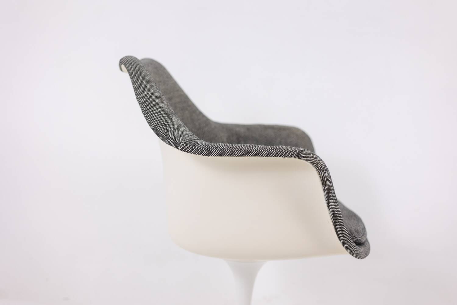 Eero Saarinen for Knoll. 'Tulip' armchair. 1960s/1970s.