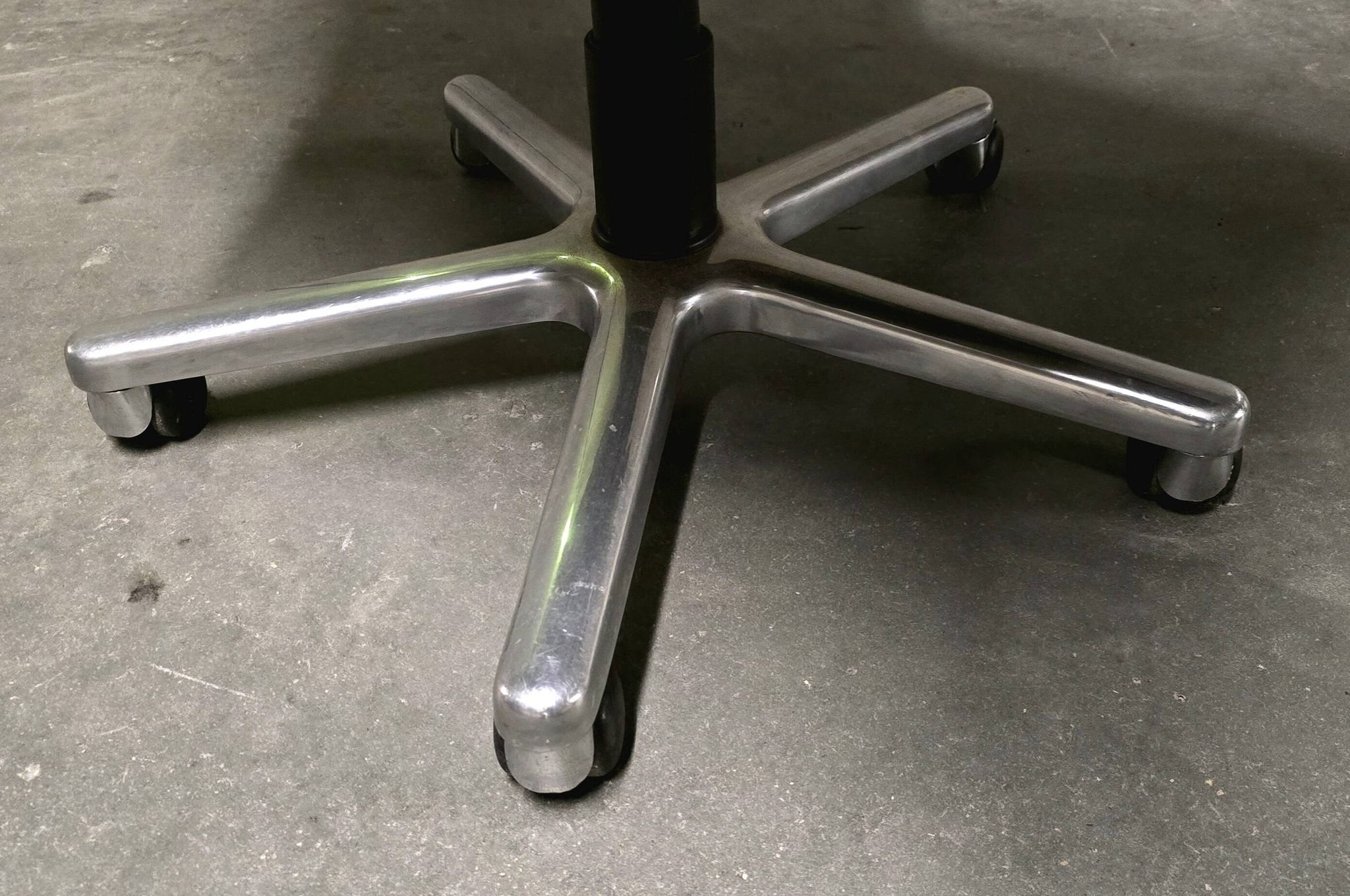 LOOP office chair – Pierluigi Molinari, 1992 – dark green leather