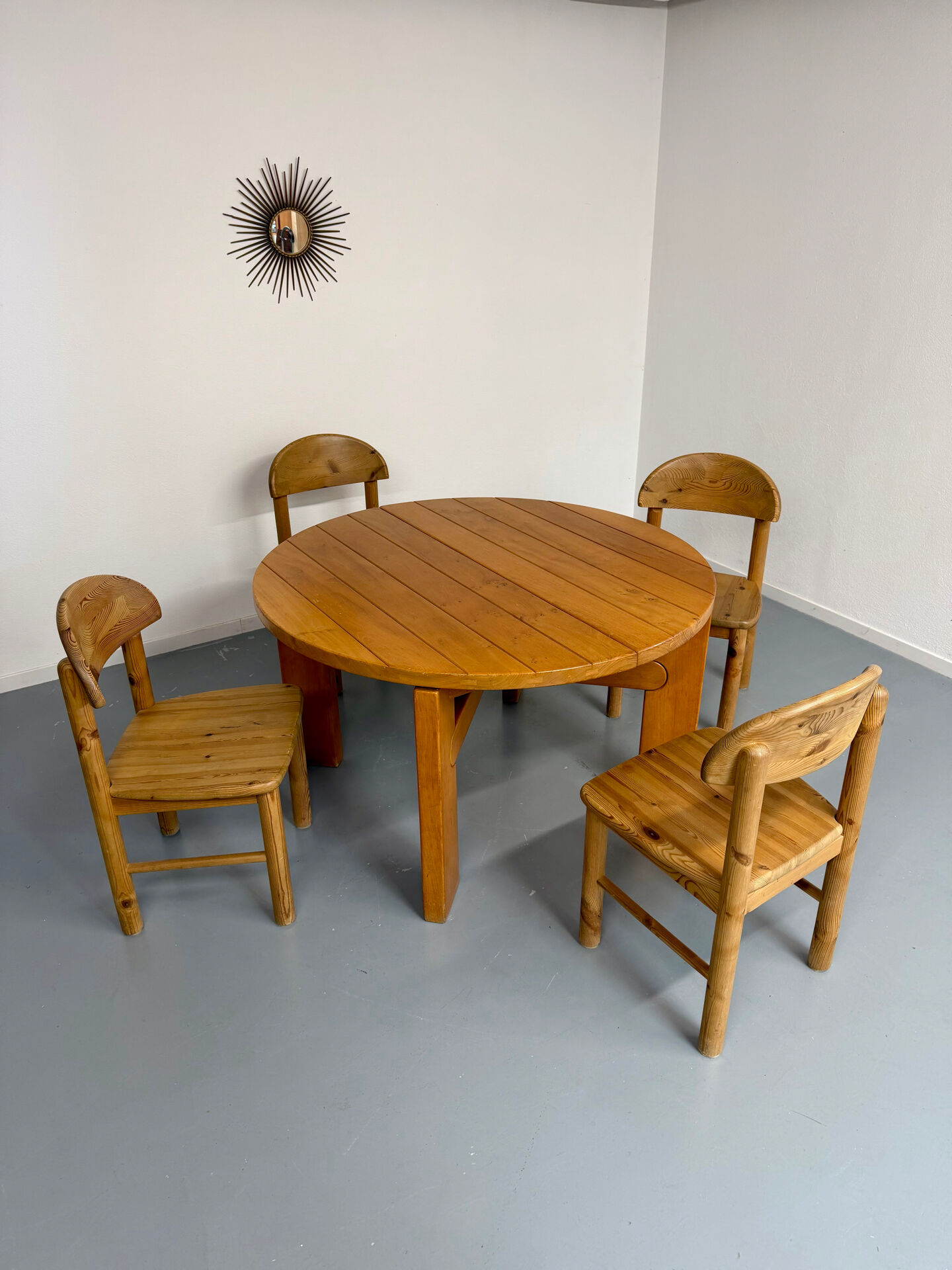 Extendable round table Maison Regain in solid elm, 1970s design.
