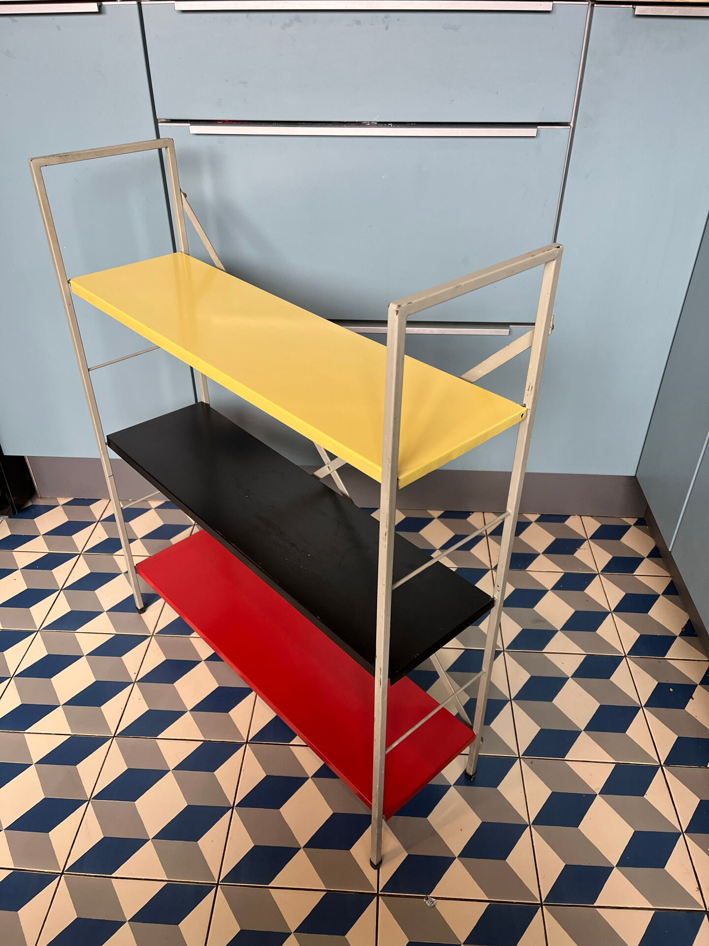 Tomado shelf to be placed
