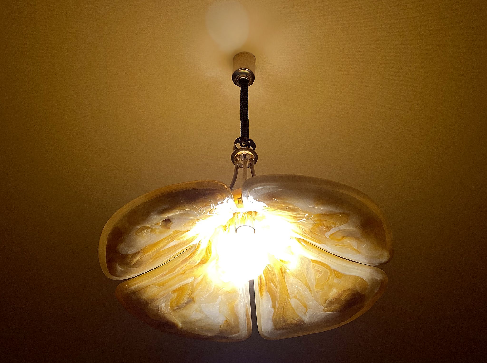 Suspension vintage XXL space age plexiglas & laiton Années 70