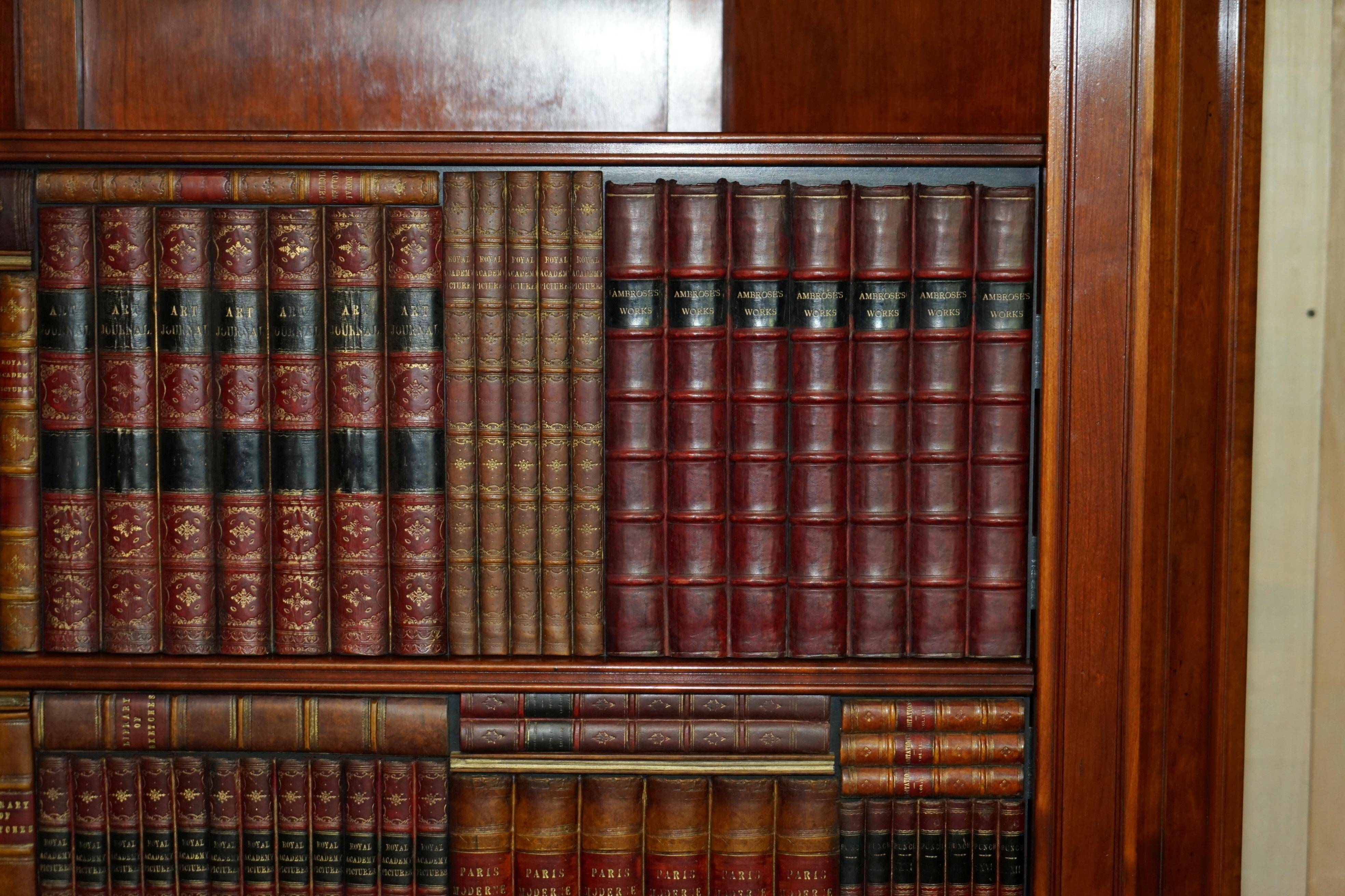 Bibliothèque Harrods Kennedy en Acajou pour TV et Médias