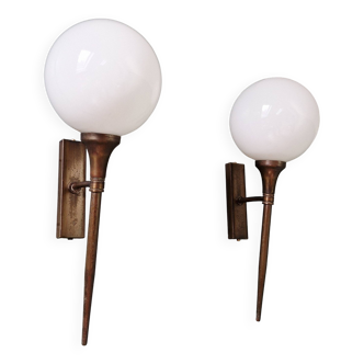 Pair of Art Deco wall sconces in brass and white opaline, 1930.
