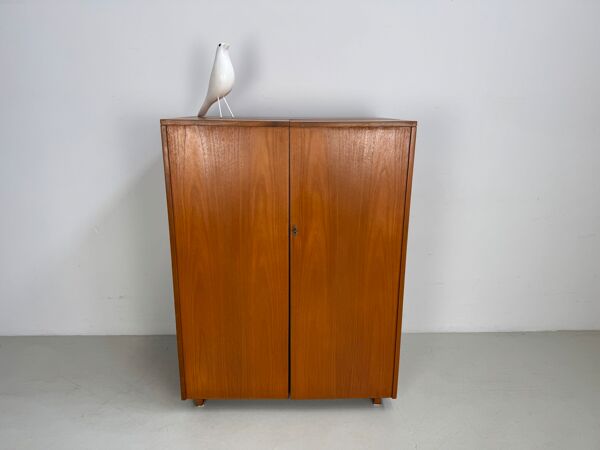Bureau vintage dans une boîte.