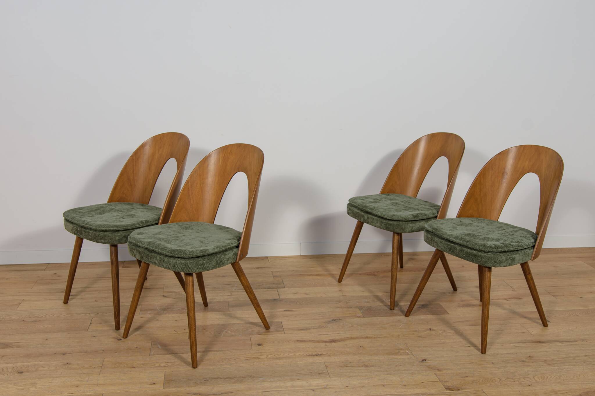Chaises de salle à manger par Antonín Šuman pour Tatra, années 1960, lot de 4