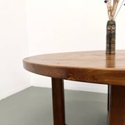 Table ronde moderniste en orme massif, piètement croisé