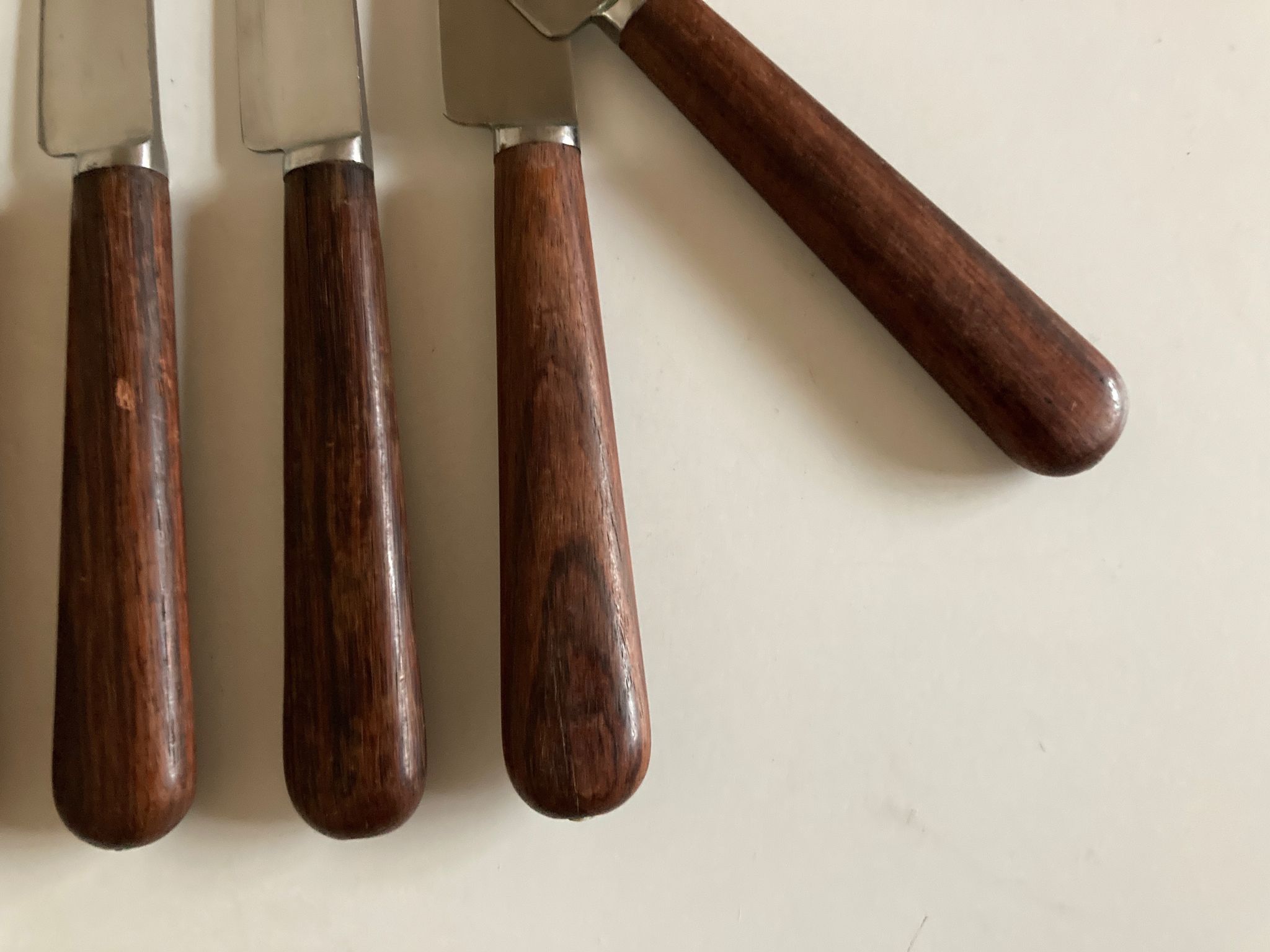 Set de 9 couteaux à manche de bois de palissandre mid century