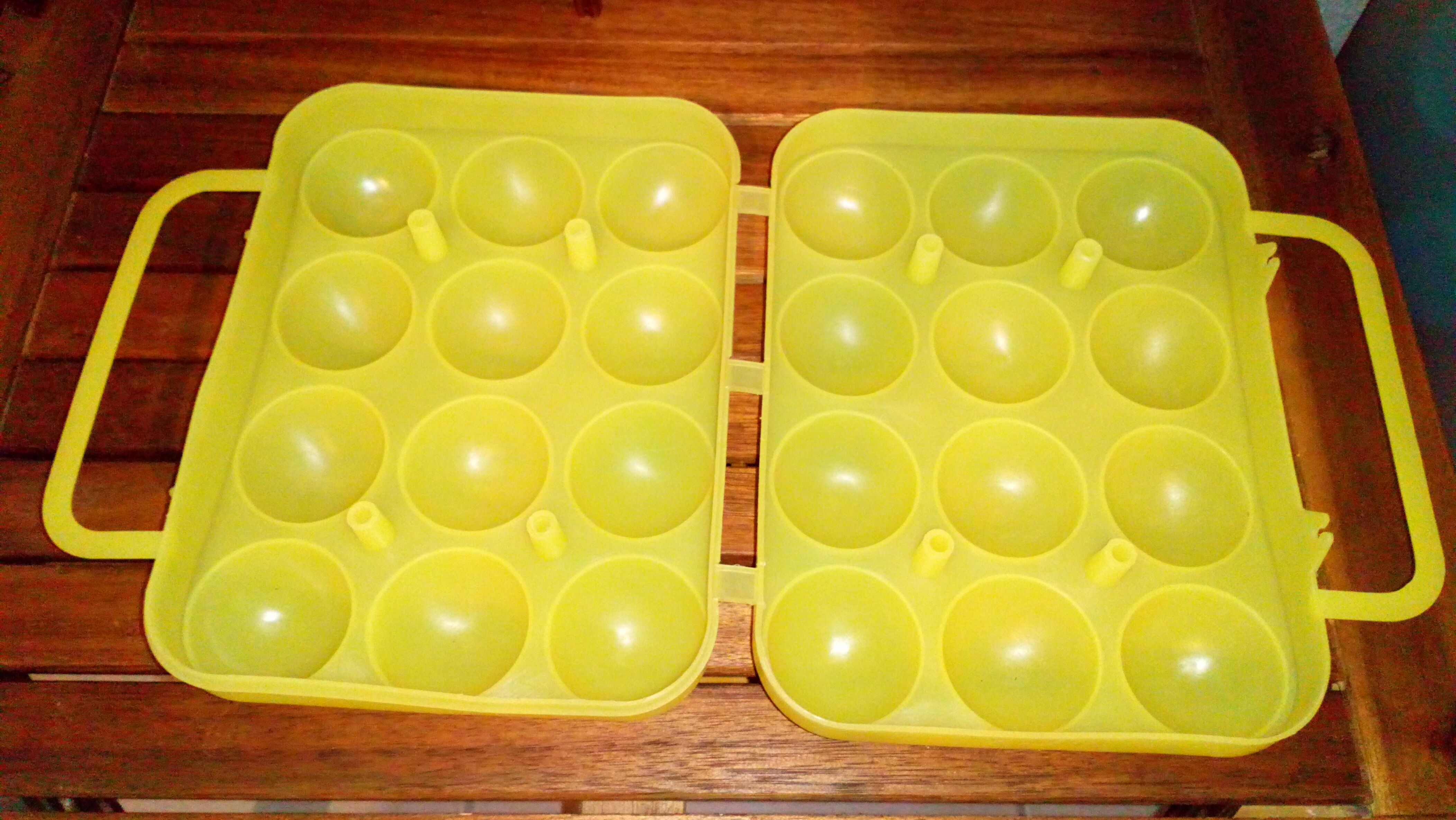 Boîte à oeufs vintage jaune