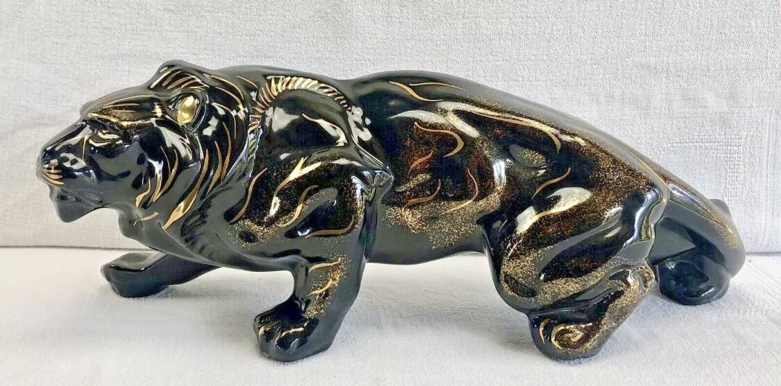 Art Deco lion statue 1930 cracked Saint Clément