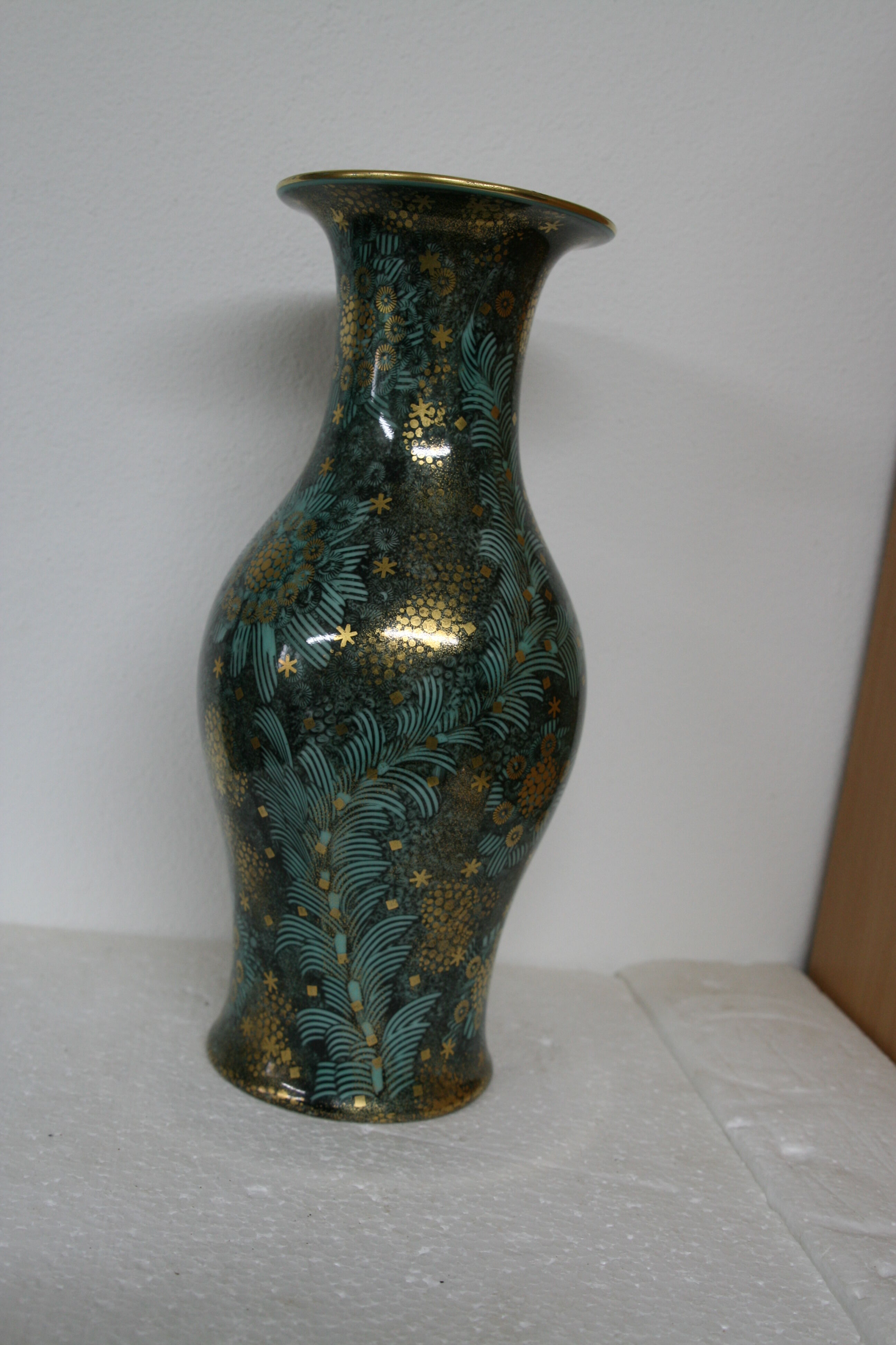 Large vase in green faience and gold Germany Handverfahren magic