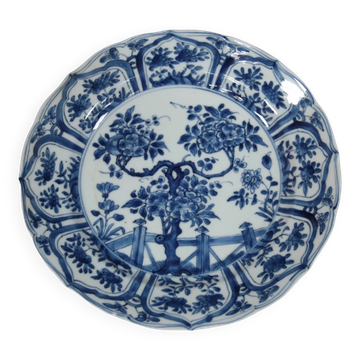 Chinese lobed dish with flowering tree and fence – Kangxi, c.1700–1720