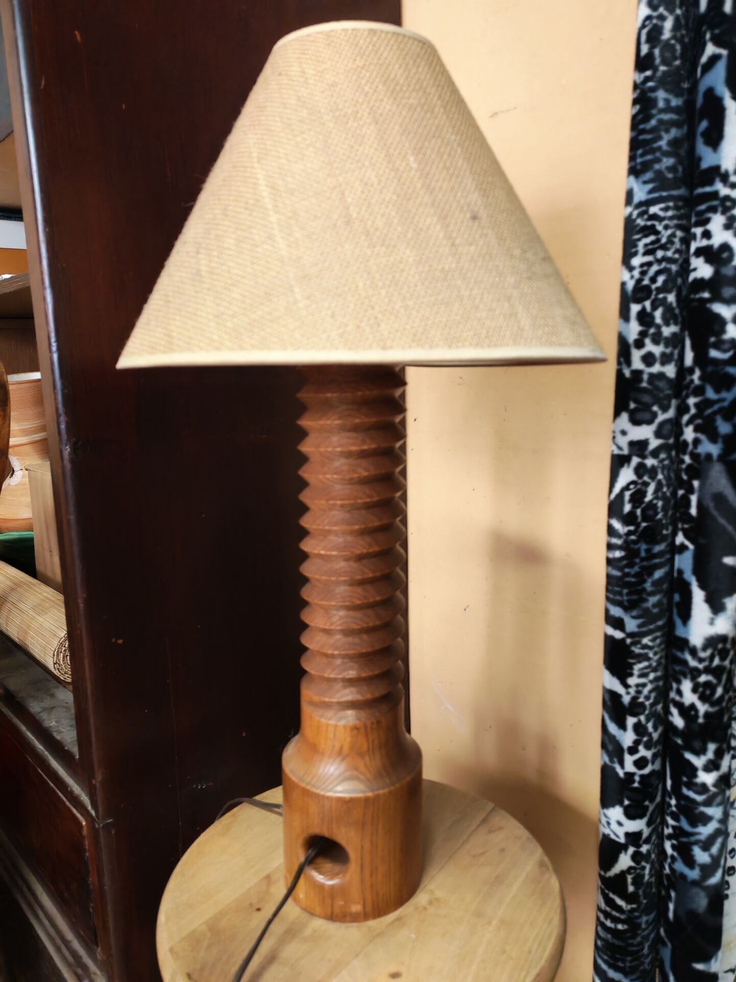 Lampe en bois tourné style Charles Dudoyut
