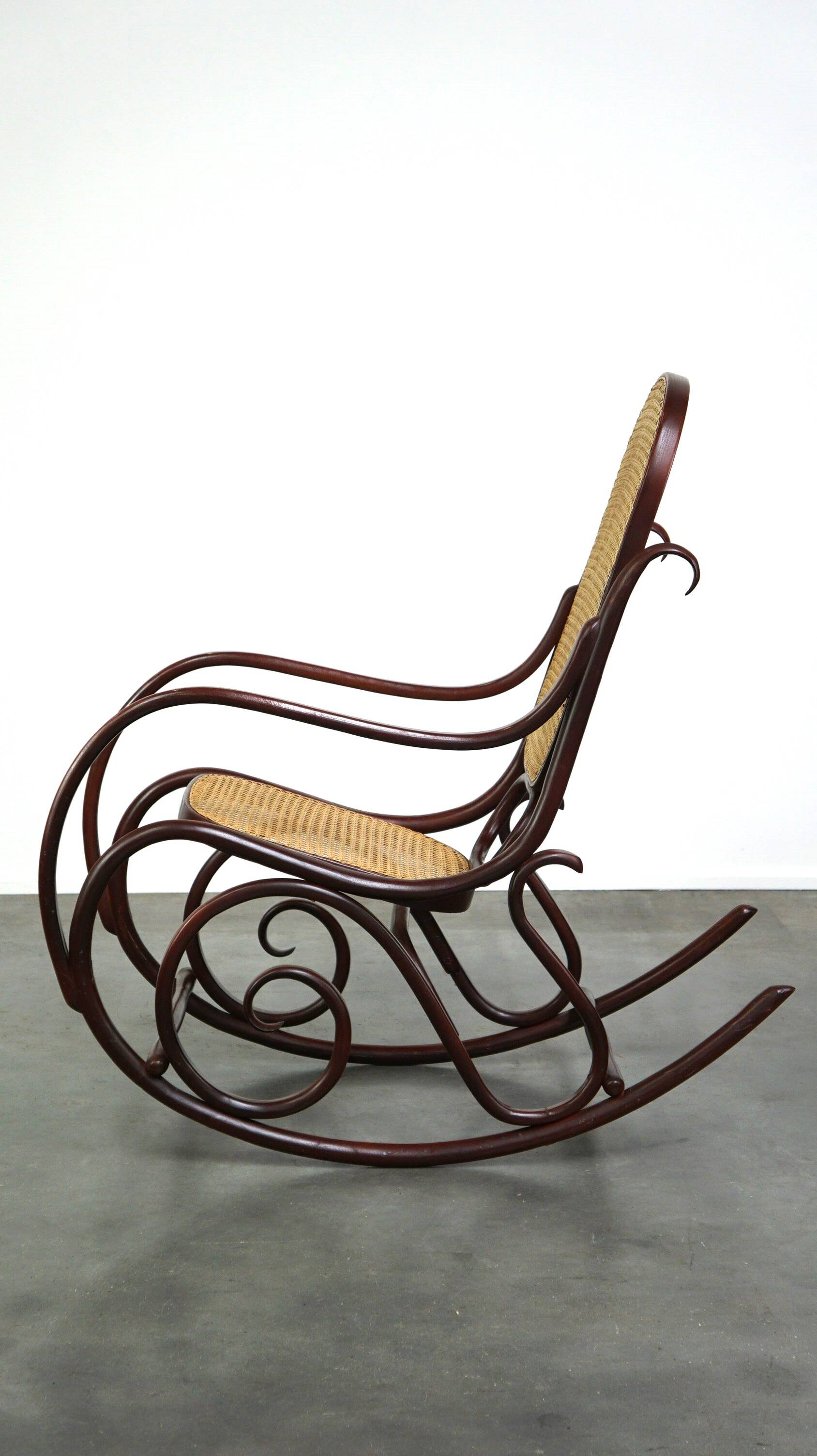 Superbe fauteuil à bascule vintage en bois courbé