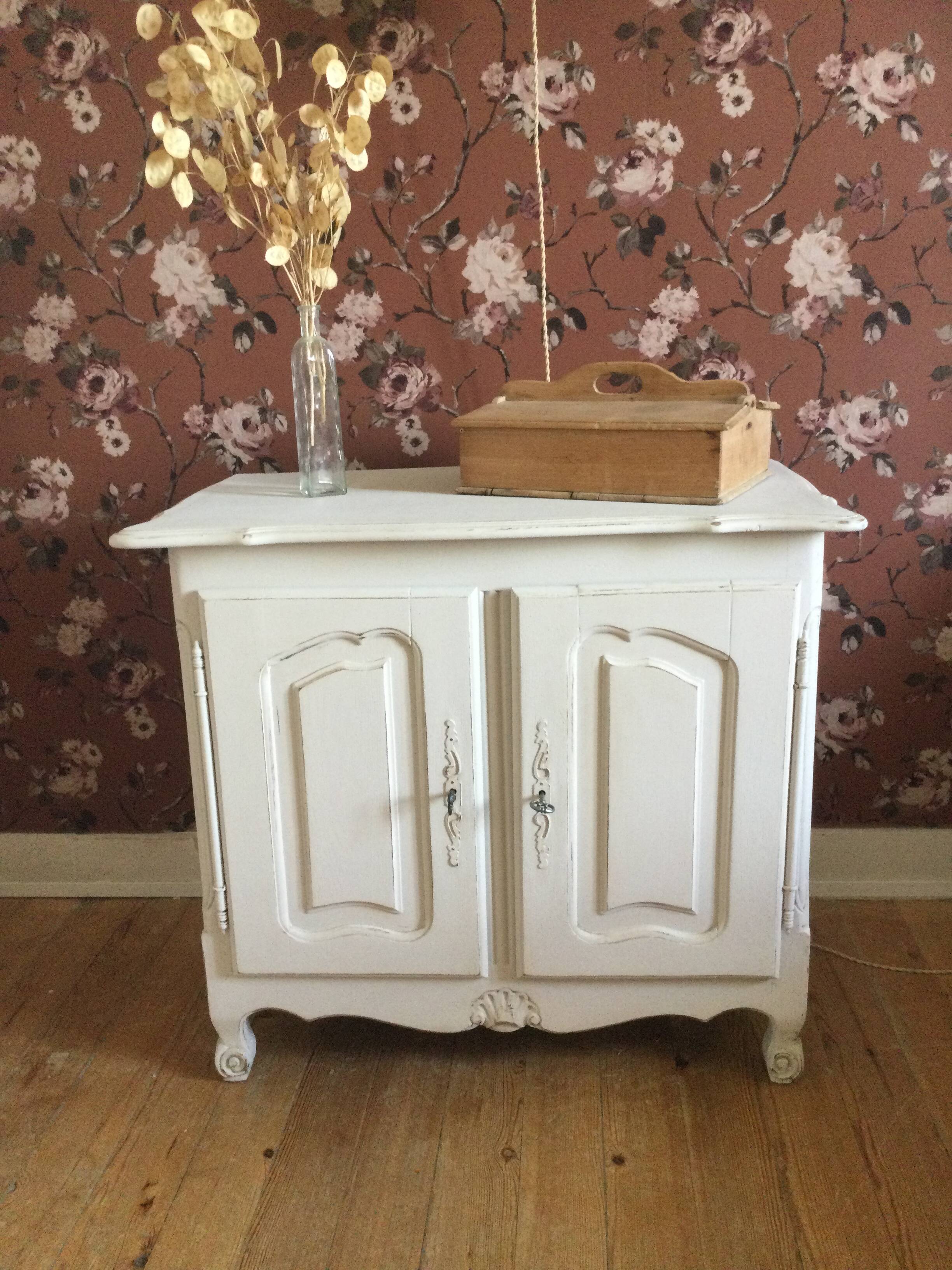 Small low cabinet with 2 doors